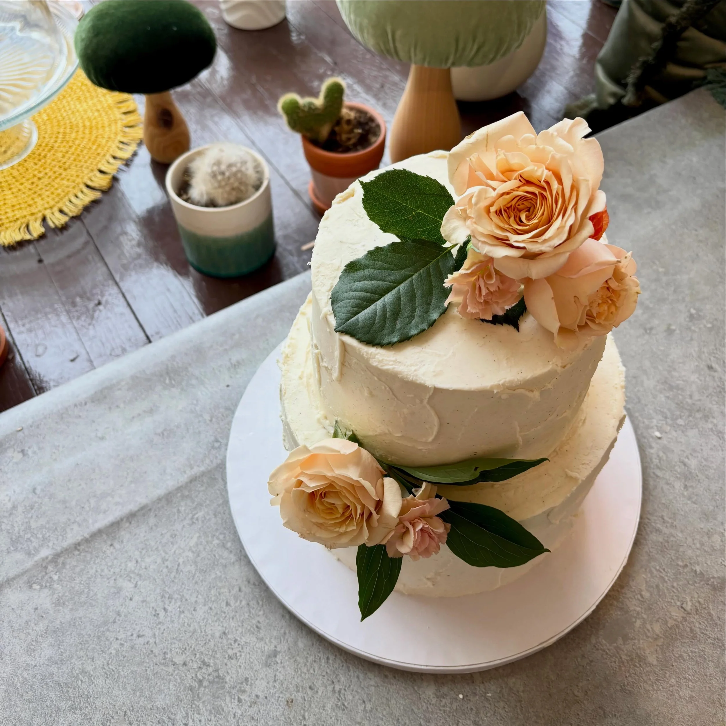 Roses from @wildlyfloral.co hit every time. 😘 

Tiered 8&rdquo; and 6&rdquo; 2 layer for 35.

#southorange #southorangenj #somanj maplewood #southorangeeats