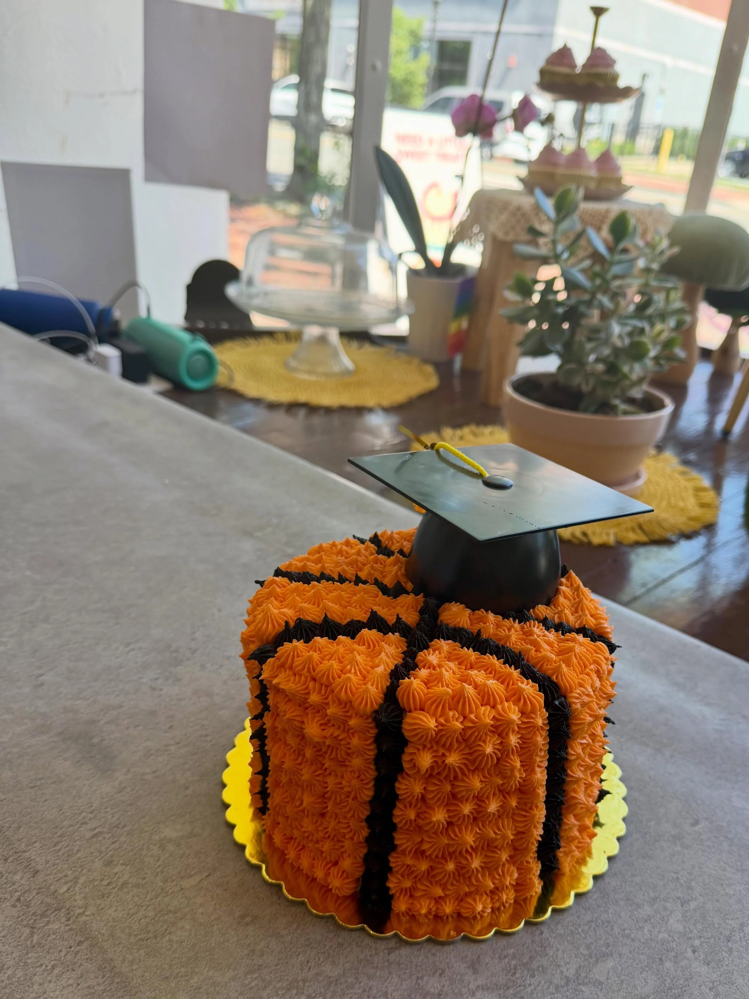 Between graduations, baptisms, and this team&rsquo;s summer travel plans&hellip; ya girl is officially sweatin&rsquo; 😅☀️

Just a little reminder that we&rsquo;re a small-batch bakery &mdash; everything is made fresh to order and once the calendar f
