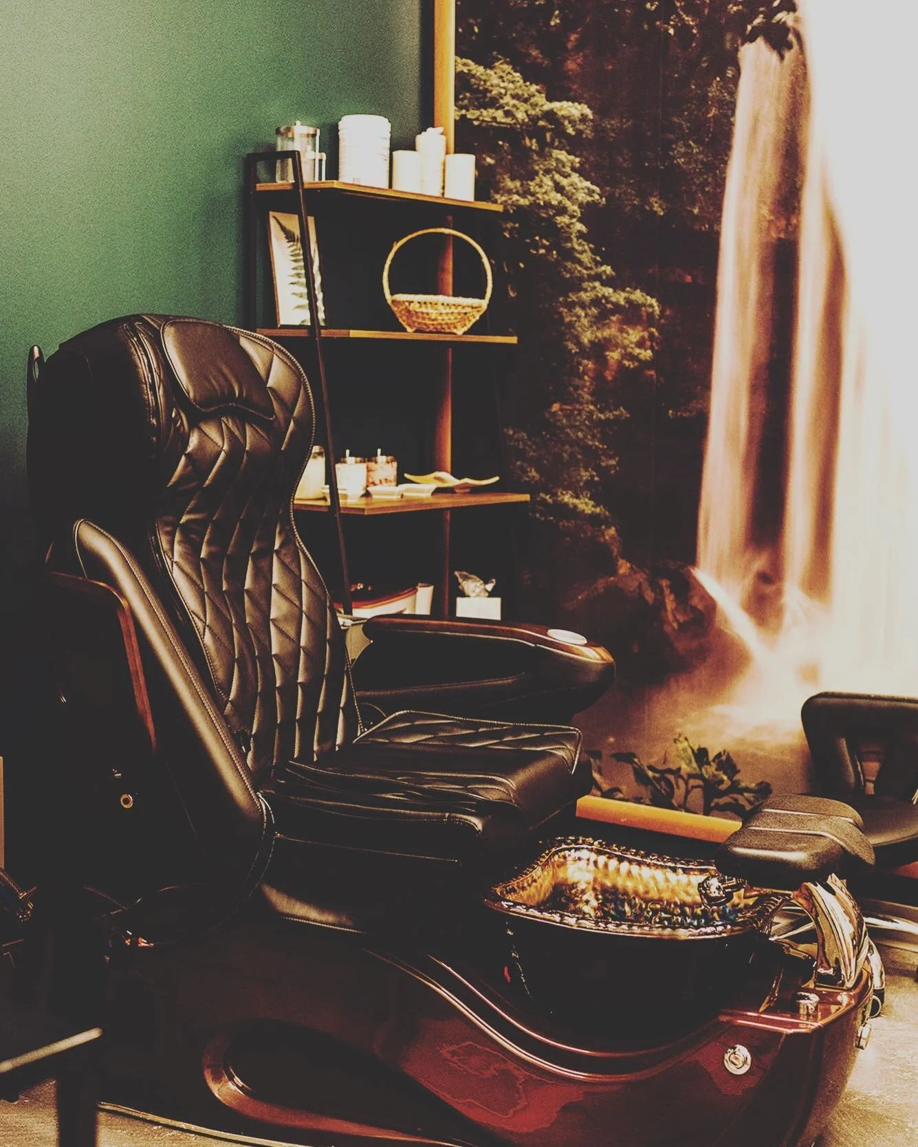 You know how you count down the days to your pedi appointment?

Just can't wait to get your feet soaking, heels scrubbed, legs massaged, THAT oh so fresh feeling of *clean*, maybe even try a bold colored polish this time!

I live for that feeling eve