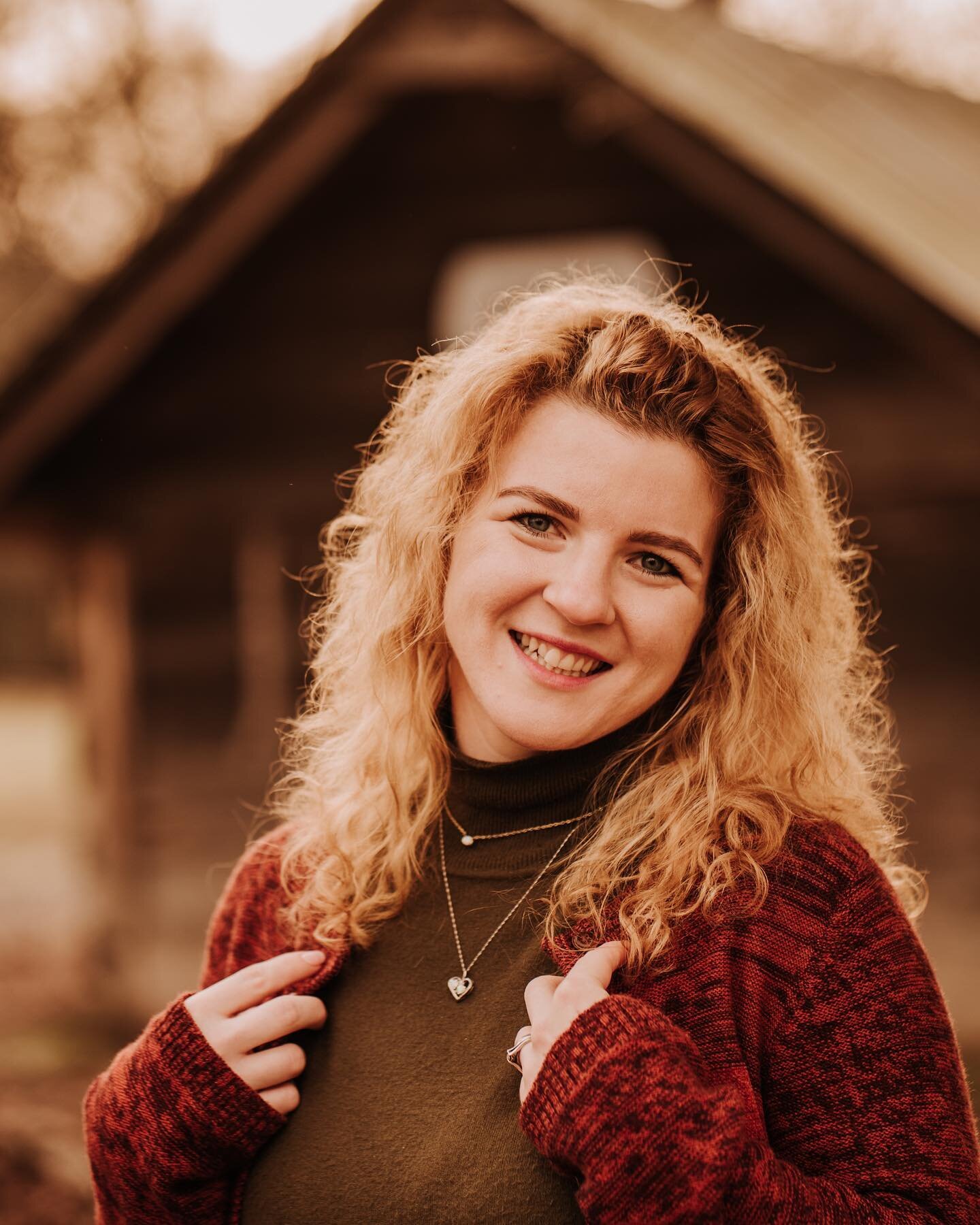 Incase you&rsquo;ve forgotten what I look like without a mask...still smiling 😁

Especially after getting to enjoy this French Manicure for 5 WEEKS!! (s w i p e ➡️ to see)

I had painted my own nails for family photos we took at the beginning of the