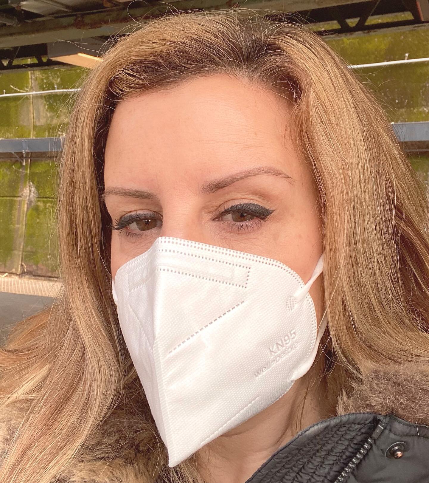 Some days you need to rock a thick black eyeliner on the way to your next Covid test.

These days it much  easier to get out of the apartment when you wear a giant face mask everywhere.

Eyeliner: @ctilburymakeup #rocknkohleyepencil #bedroomblack

Br