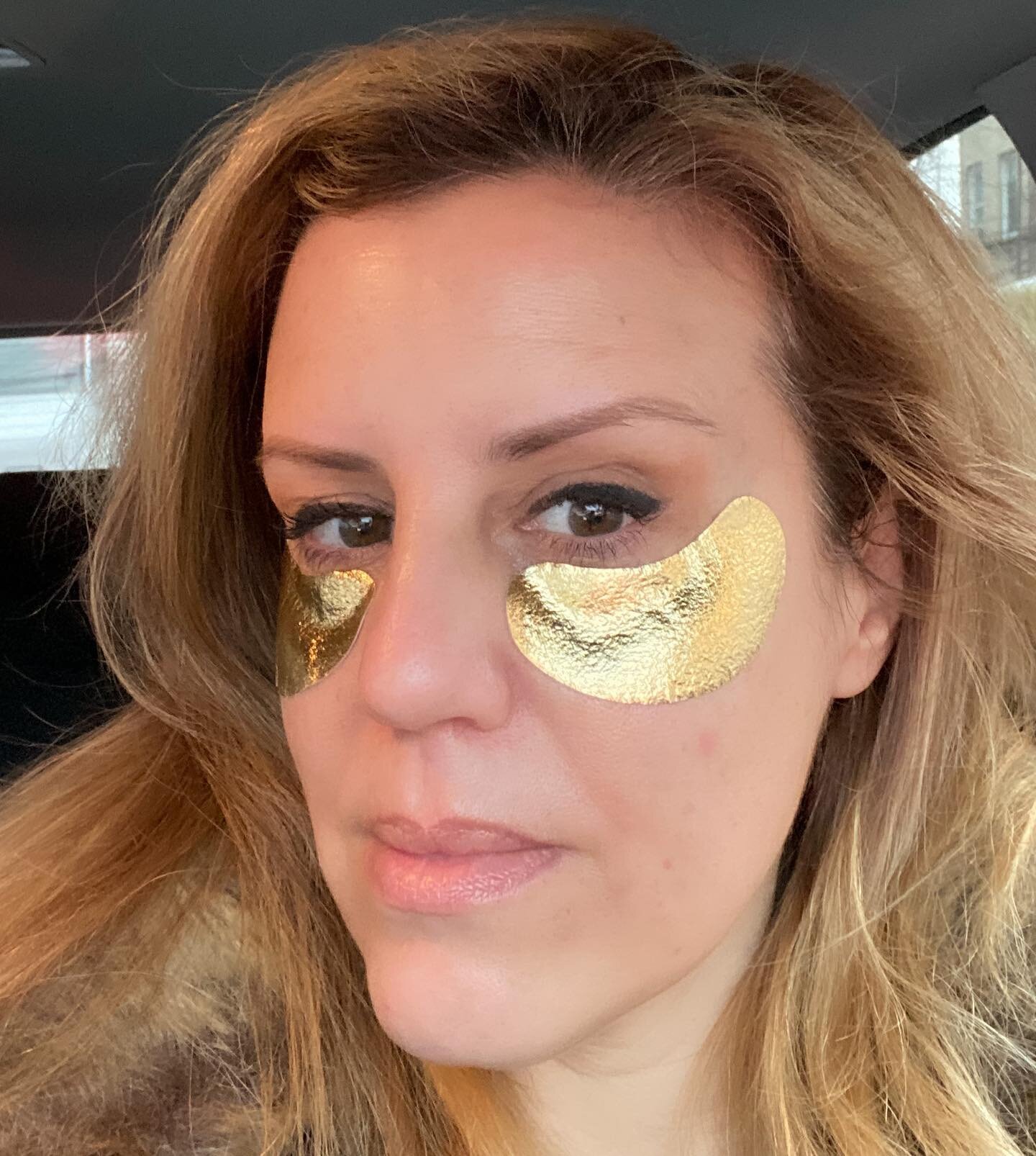 Fitting in self care whenever possible. 🚙

My #tip: do your eye makeup before you leave the house. Pop on eye masks. Hop in your car and head to your destination. Remove eye masks. Apply #undereye #concealer &amp; put your face mask on. 😃

#eyemask