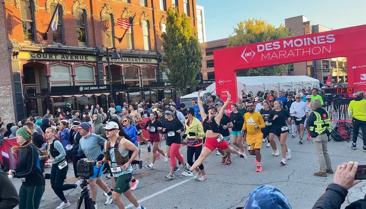 They say a picture is worth a thousand words&hellip; 

To my sister, Brooke, who I love so much

Congratulations on your first marathon, the @imtdmm

Getting to see you was the highlight of my season. You shine so bright it is incredible. Every smile