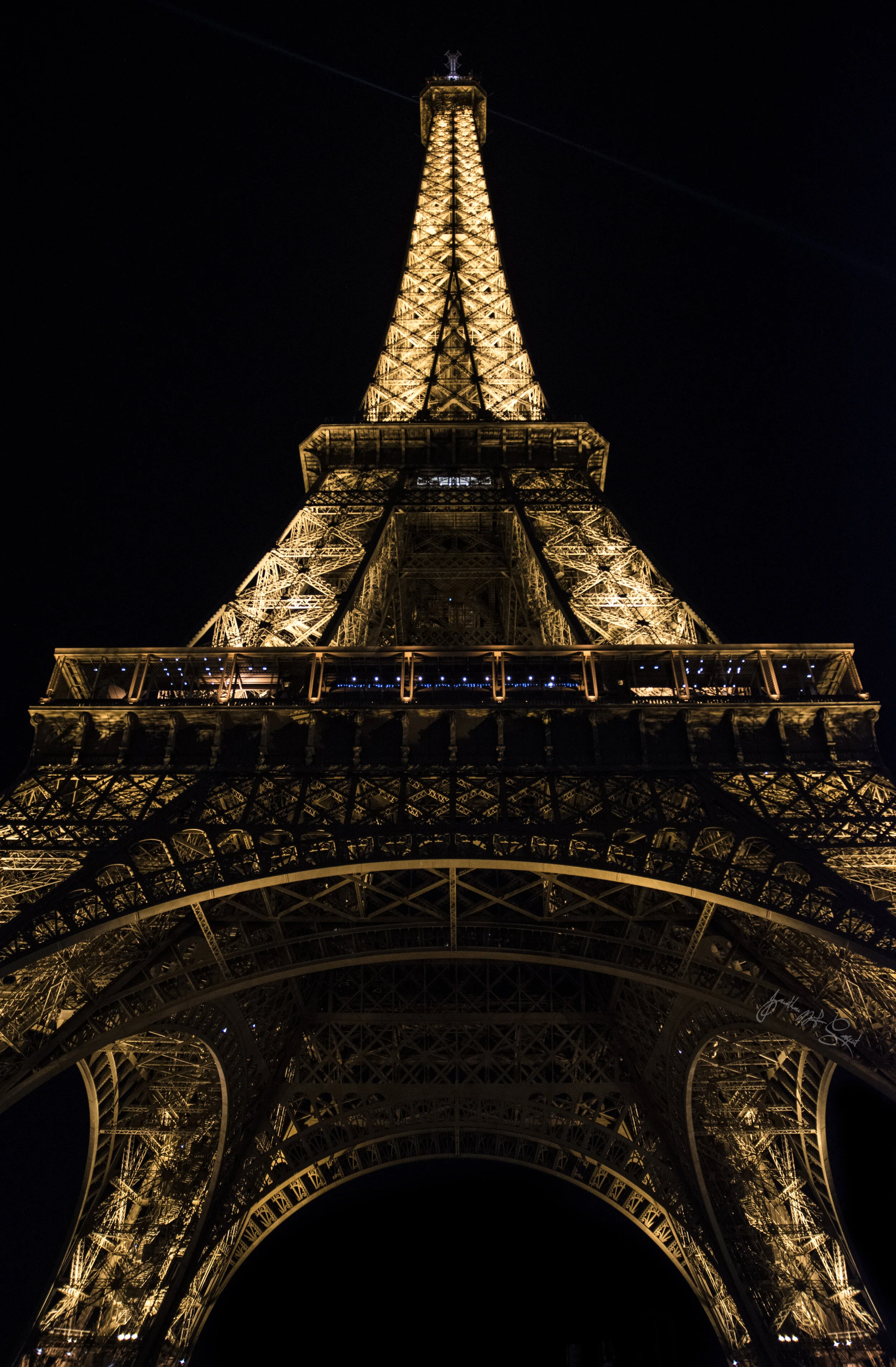 eiffel at night portrait robot insta sig.jpg