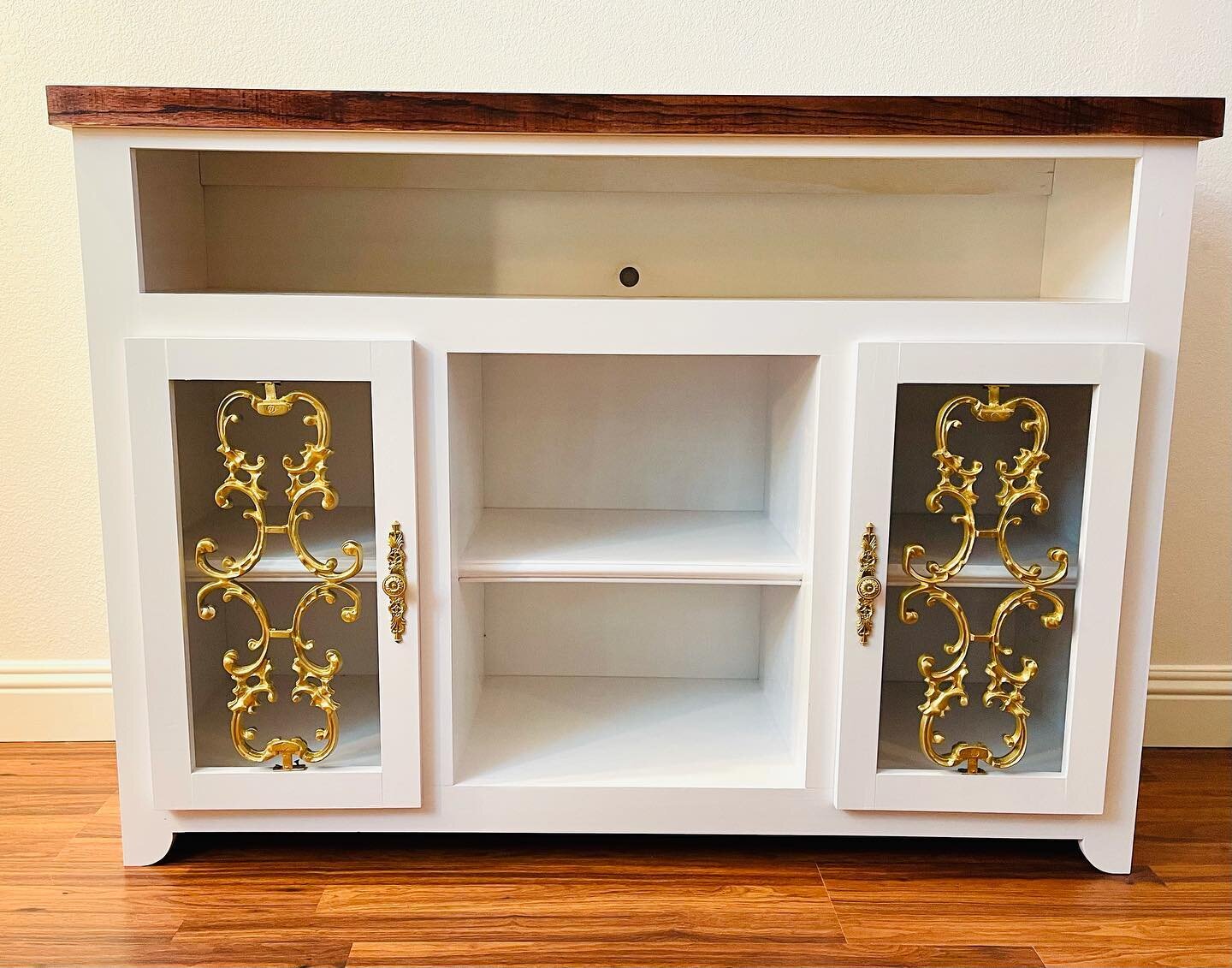 ⚜️SOLD⚜️

White custom entertainment center. She&rsquo;s the sister counterpart of our minty fresh one ☝️ 

#furniture #furnituredesign #furnituremaker #custommade #interiordesign #new #dallas

#furniture #furnituredesign #furnituremaker #custommade 