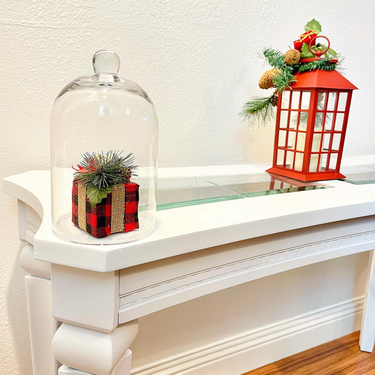 ⚜️SOLD⚜️
Good things come in small packages 😇🎁 

Who is ready for the holidays??🎄 

#furnitureartcollective #reimaginedpaintedfurniture #zibrafurnitureart #interiordecorating #christmas #furnitureflip #neutralhome #revivedandrefinished #generalfin