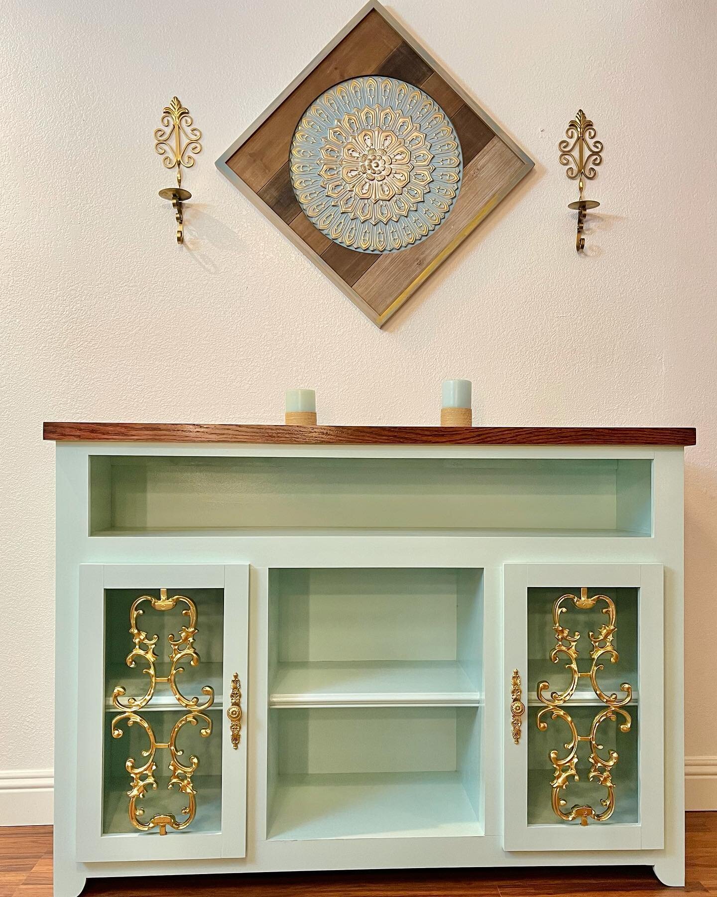 ⚜️SOLD ⚜️

Gotta keep things minty fresh. 🍃 
We enjoy custom projects. 
Love 💕 and time ⏰ is heavily invested. 

#furniture #furnituredesign #furnituremaker #custommade #new #dallas