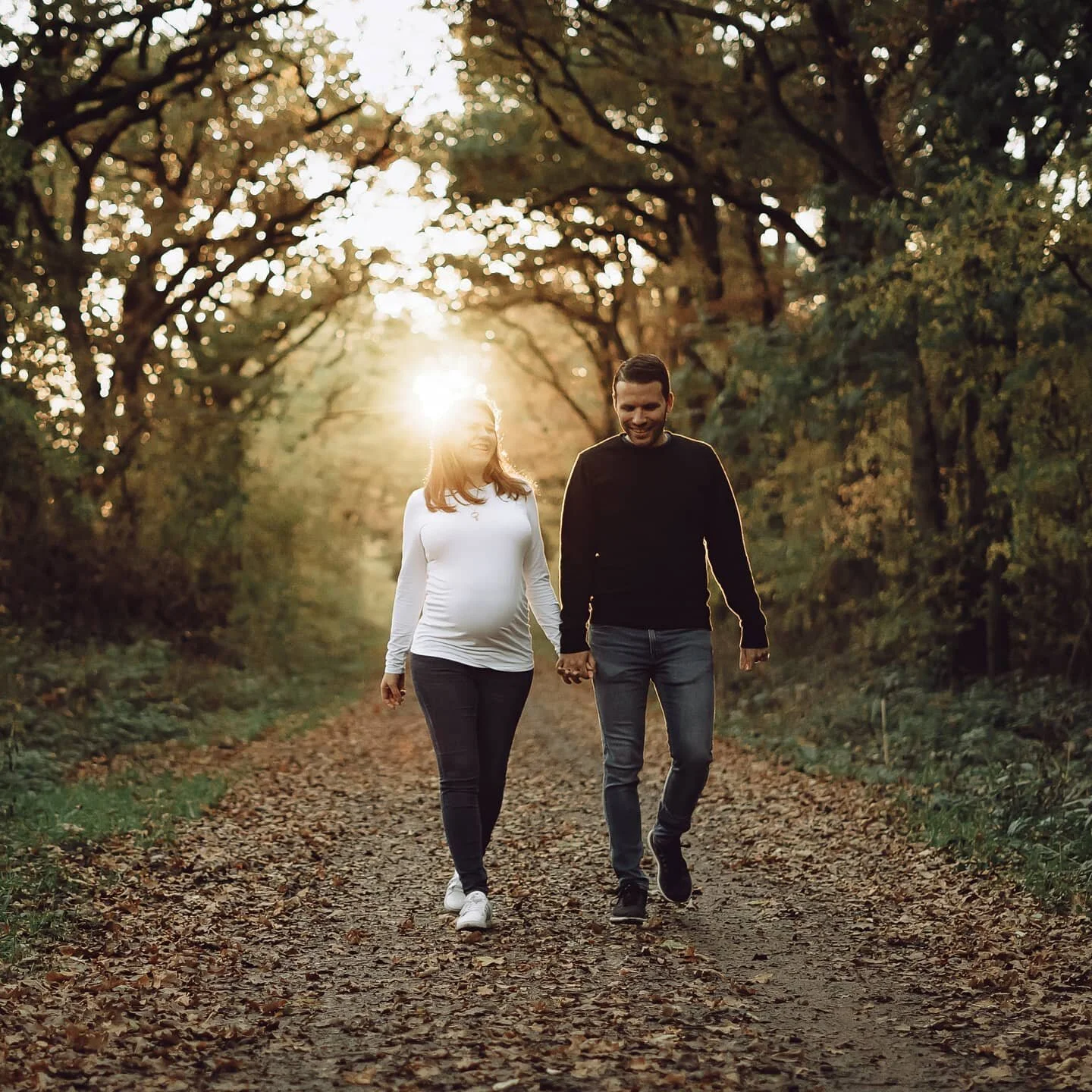 Wir waren eigentlich schon wieder auf dem Weg zum Auto als sich die Sonne so zwischen den Baumkronen zeigte. 
Schnell alle Taschen zur Seite geschmissen und noch einmal die Kamera gez&uuml;ckt. 📸

#wedding #hochzeit #hochzeit2020 #belovedstories #au
