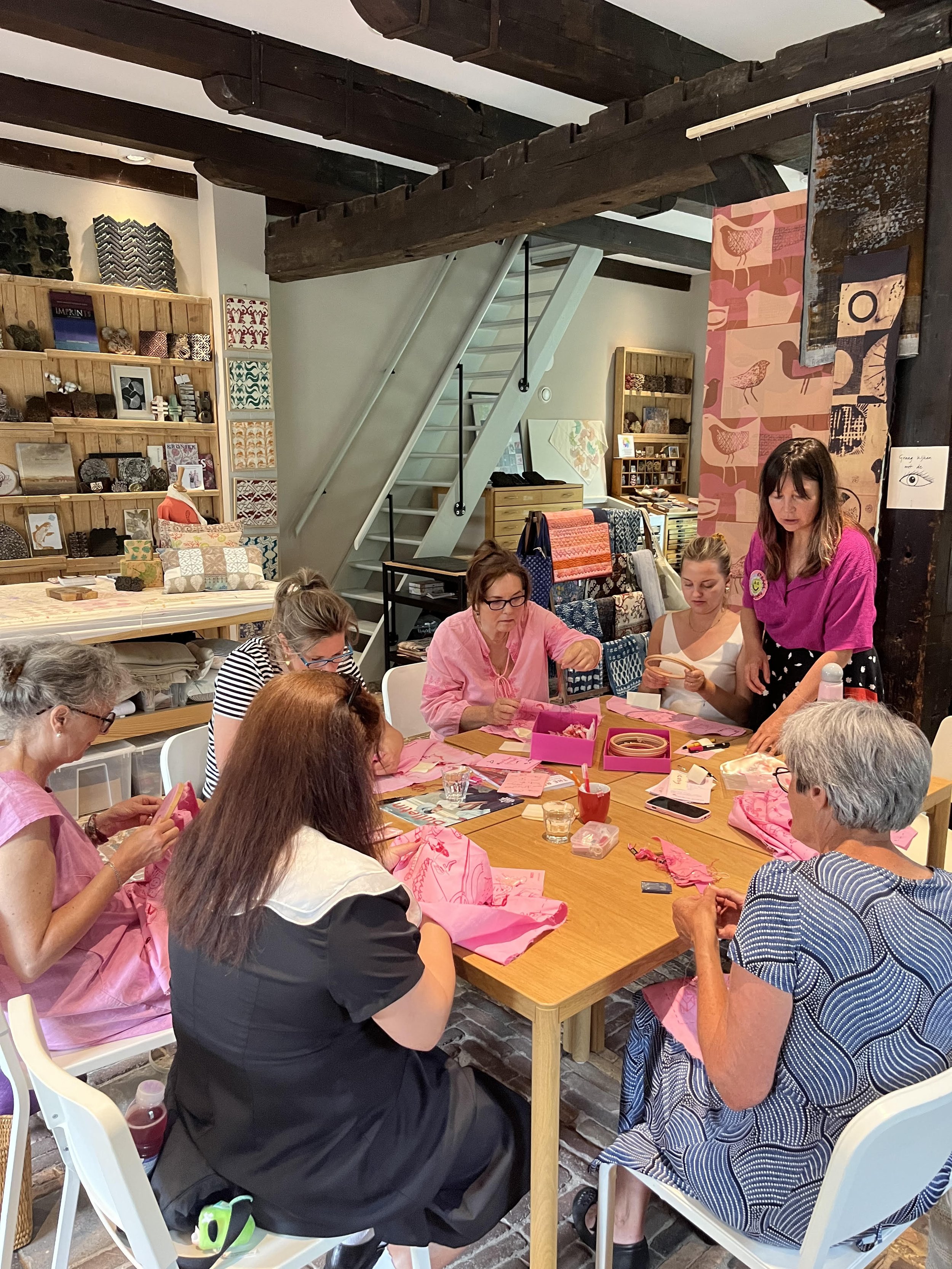 Samen borduren aan het roze “Impact Power Pak” van Meike Nieuwenhuis, 14 juni 2025