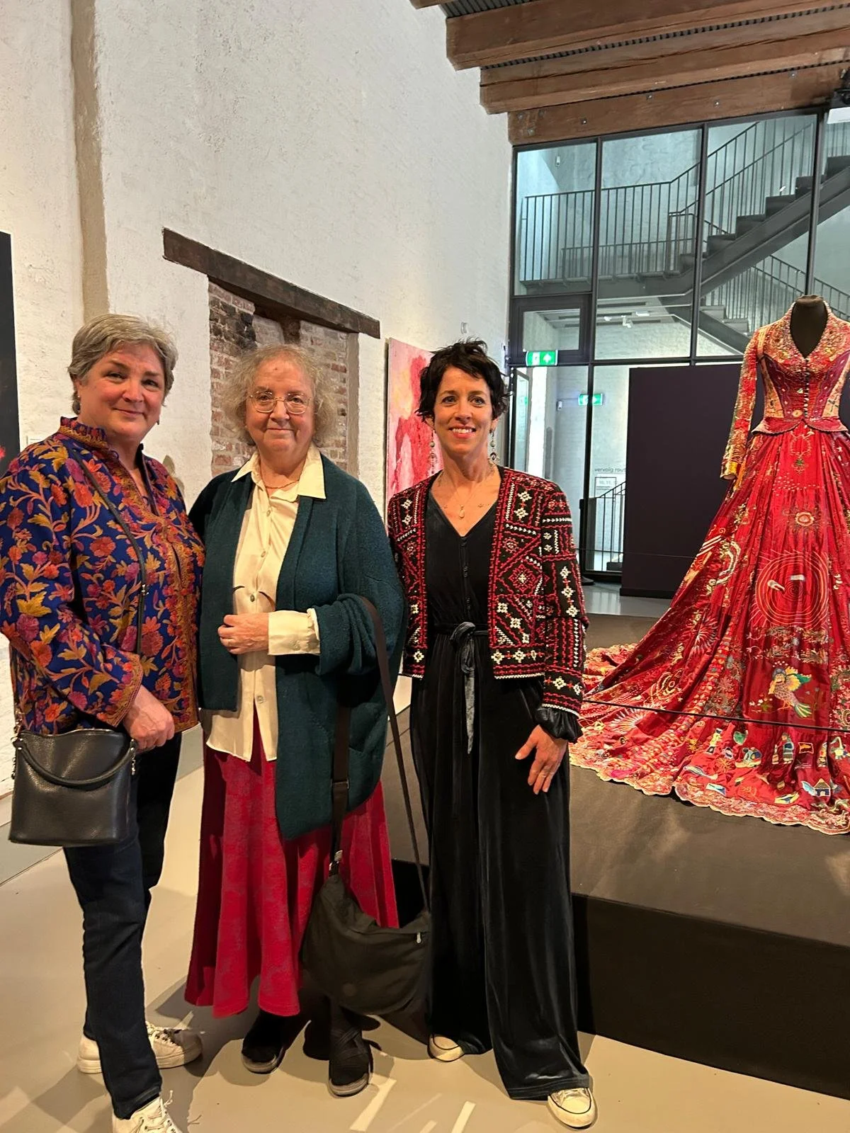 Opening expositie The Red Dress (vlnr: Nathalie Cassee, Gillian Vogelsang-Eastwood, Kirstie Macleod), 20 mei 2026