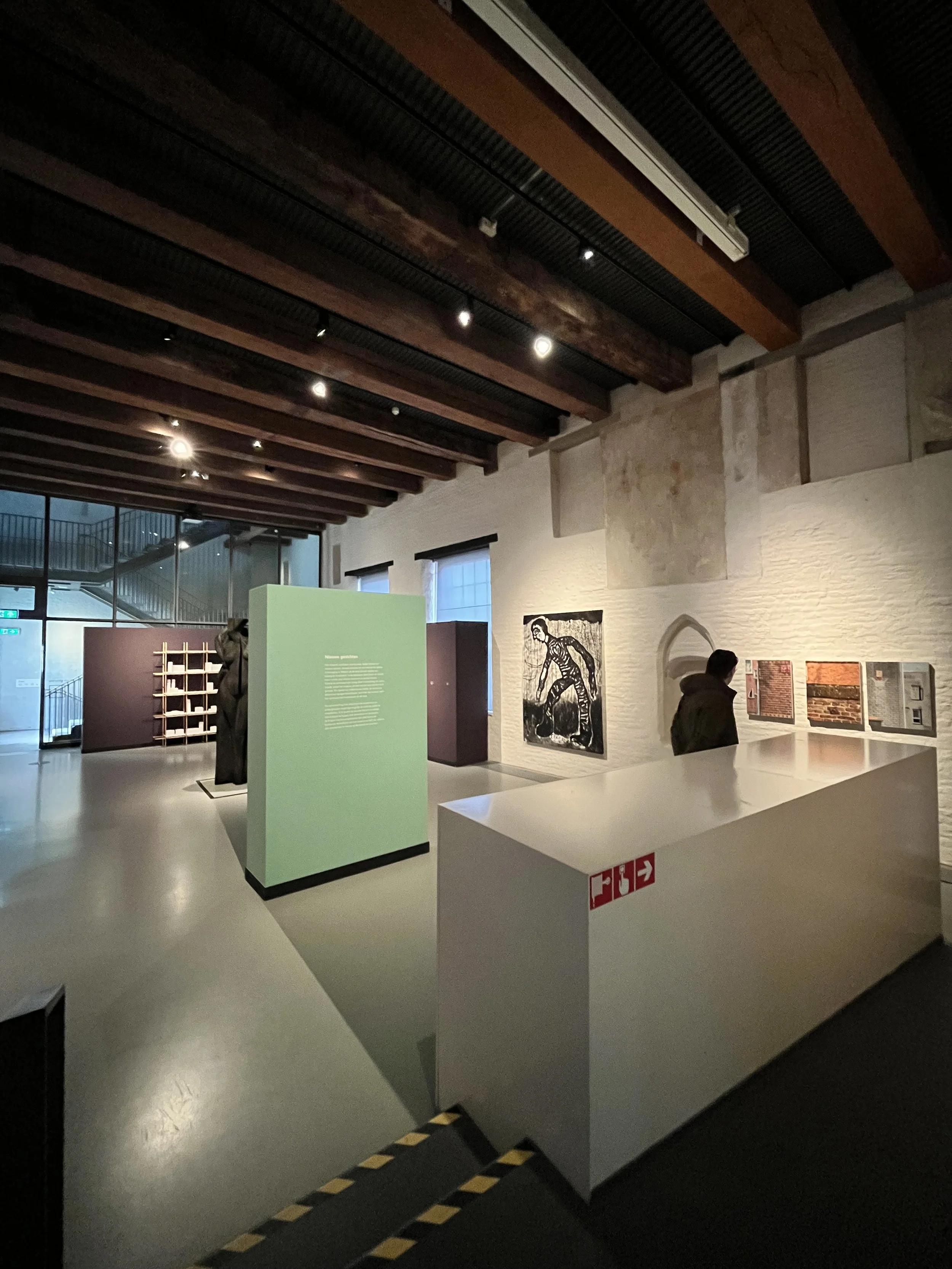 Voorbereiding The Red Dress Project in zaal 3 Museum Flehite, 6 maart 2026