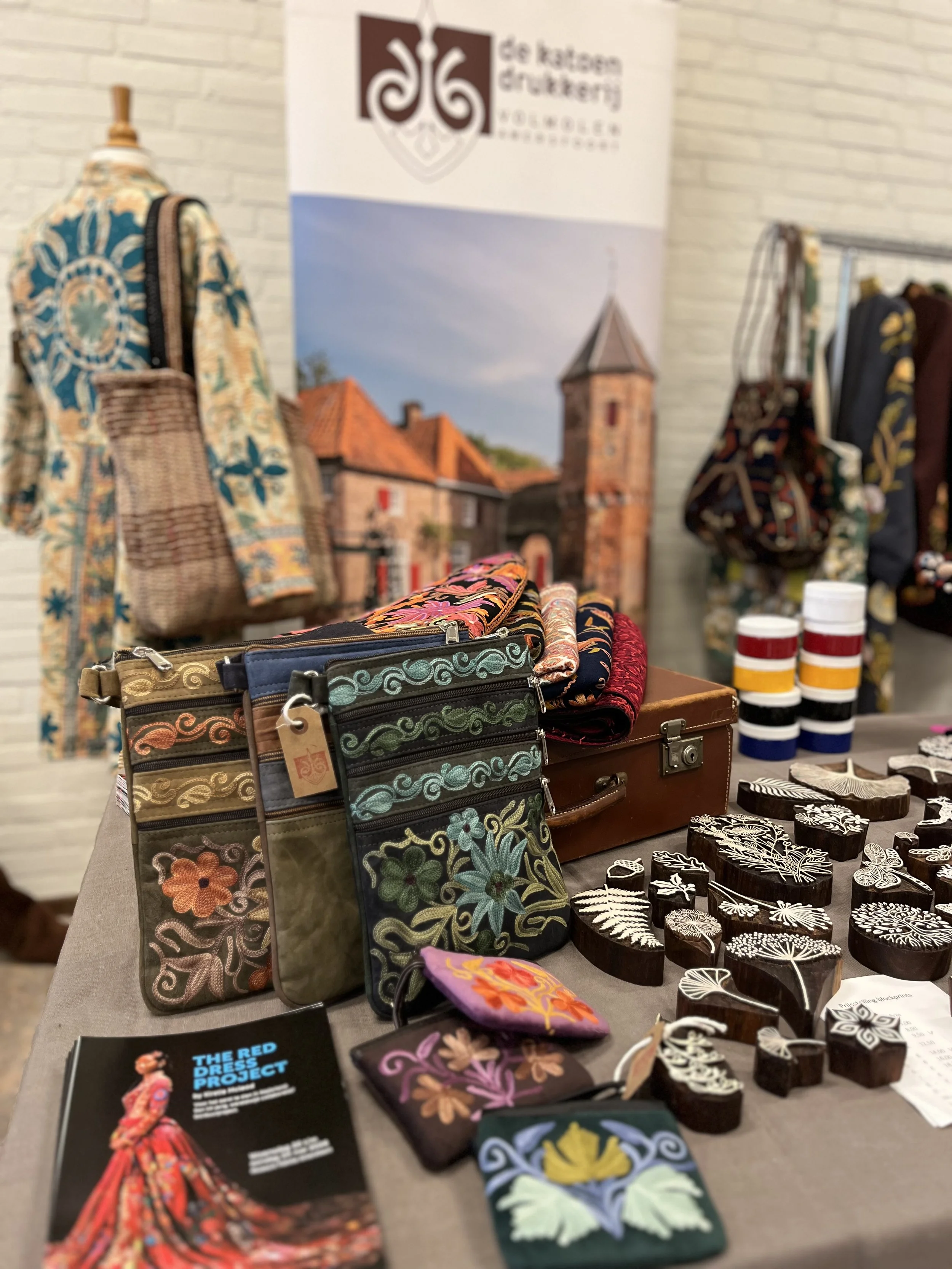 Jaarlijkse Antiek Textiel Markt van de Nederlandse Kostuumverening in Maarn, 7 maart 2026