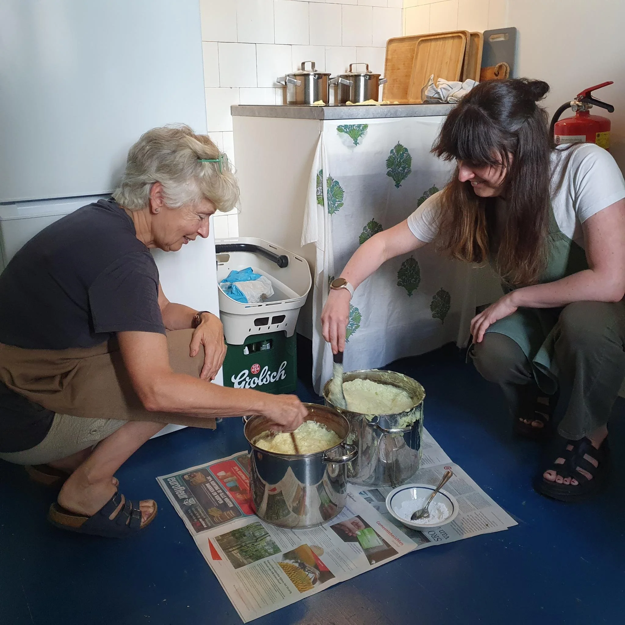 Verwerking wouw/reseda uit de verfplantentuin tot pigment door vrijwilligers Kelsey en Margot, 1 augustus 2026