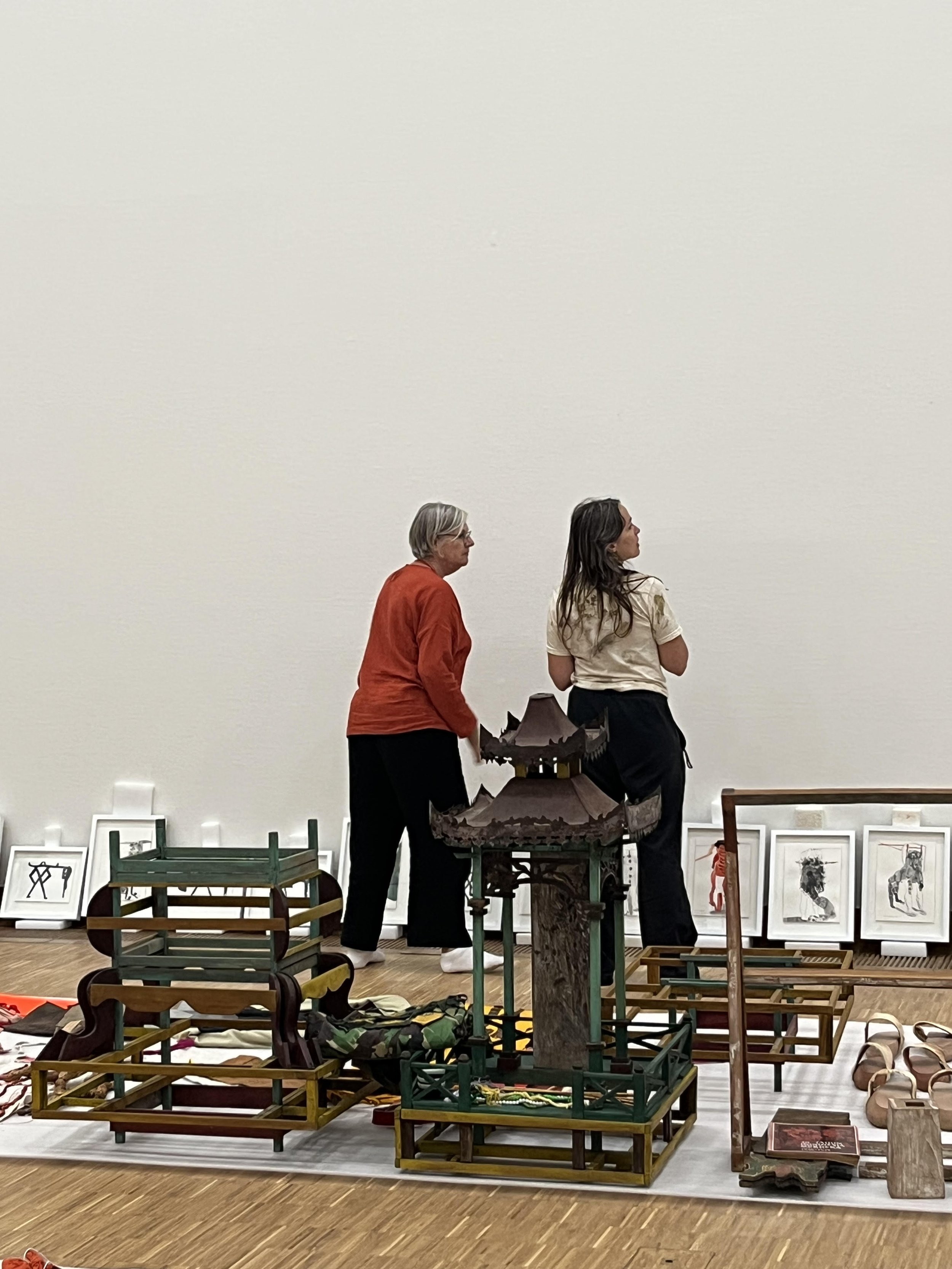 Opbouw soloexpositie Trouble Skirts van Mella Jaarsma in Kunsthal Kade, 14 mei 2025