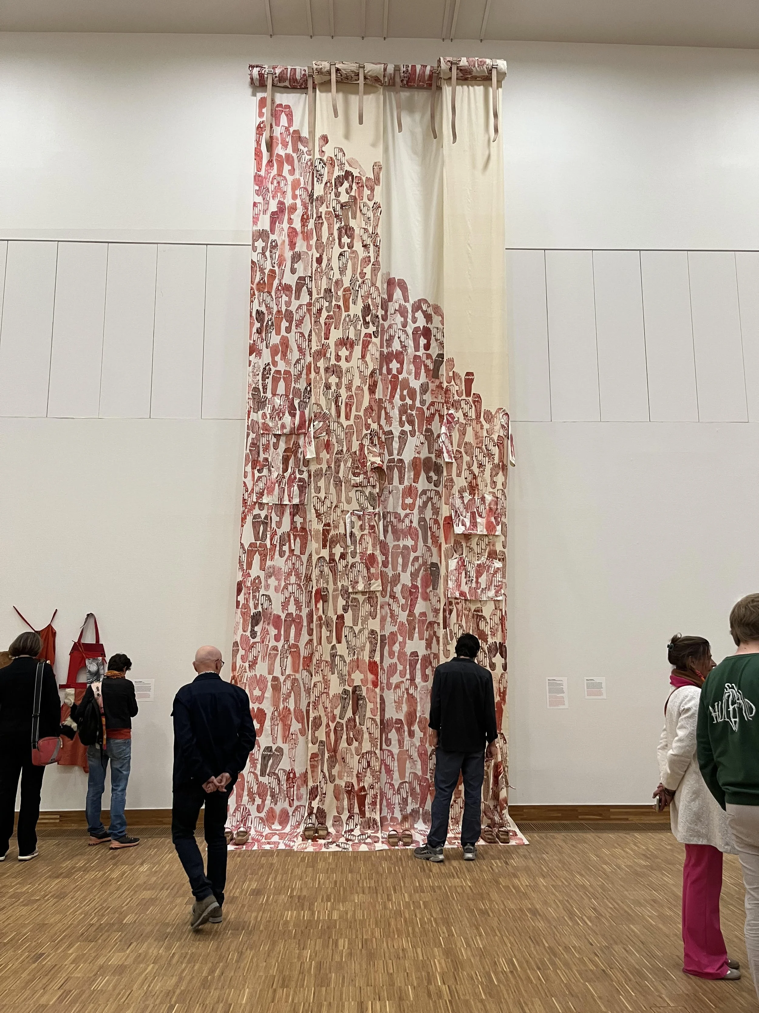 Mella Jaarsma in het kader van haar solo-expositie Trouble Skirts in Kunsthal Kade, 2025