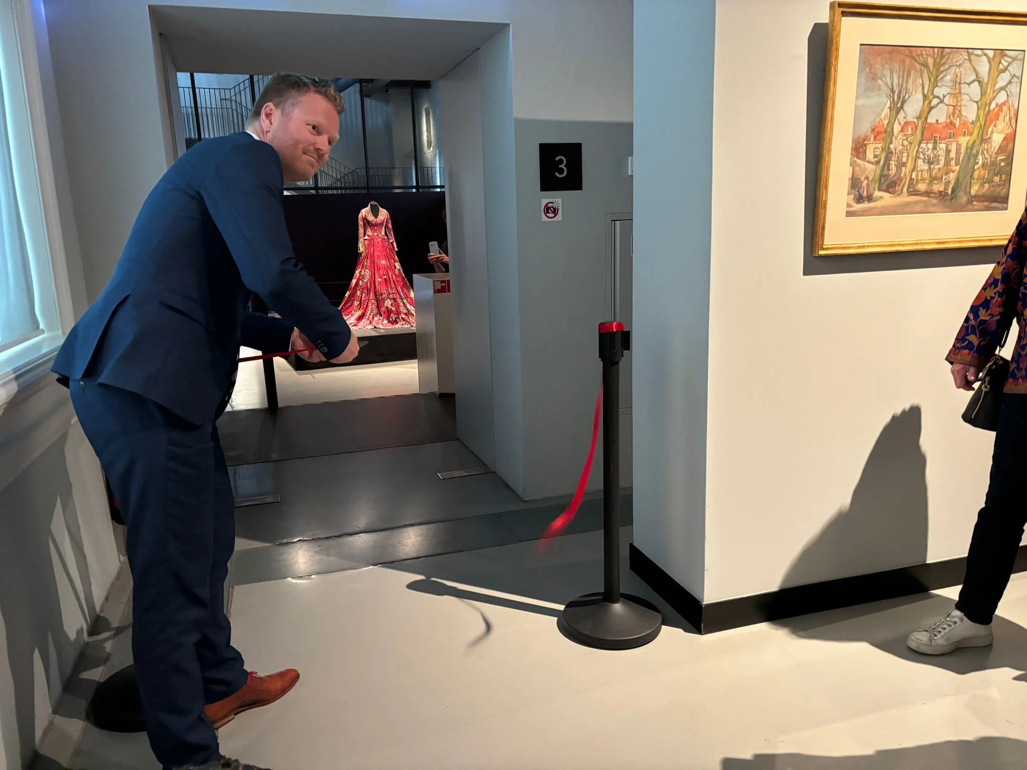 Opening expositie The Red Dress door wethouder  R. Dijksterhuis, 20 mei 2026