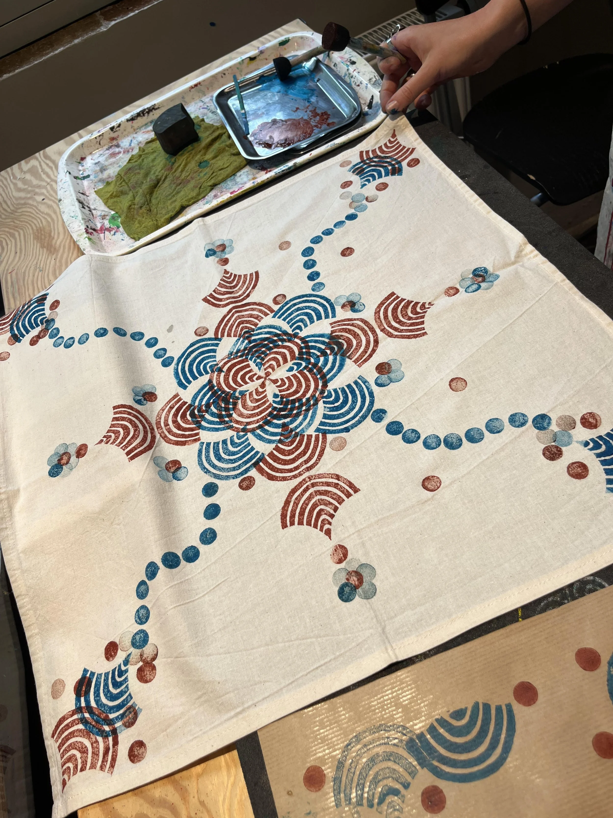 Kunsthal Kade arrangement rondleiding Trouble Skirts met workshop katoendrukken, 30 augustus 2025