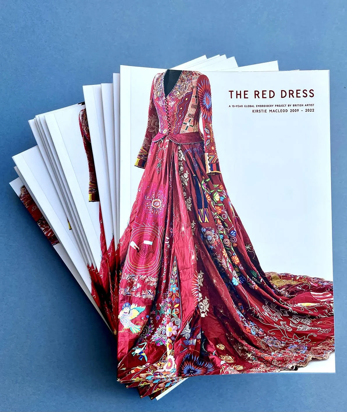 Verkoop The Red Dress boekje, april 2026