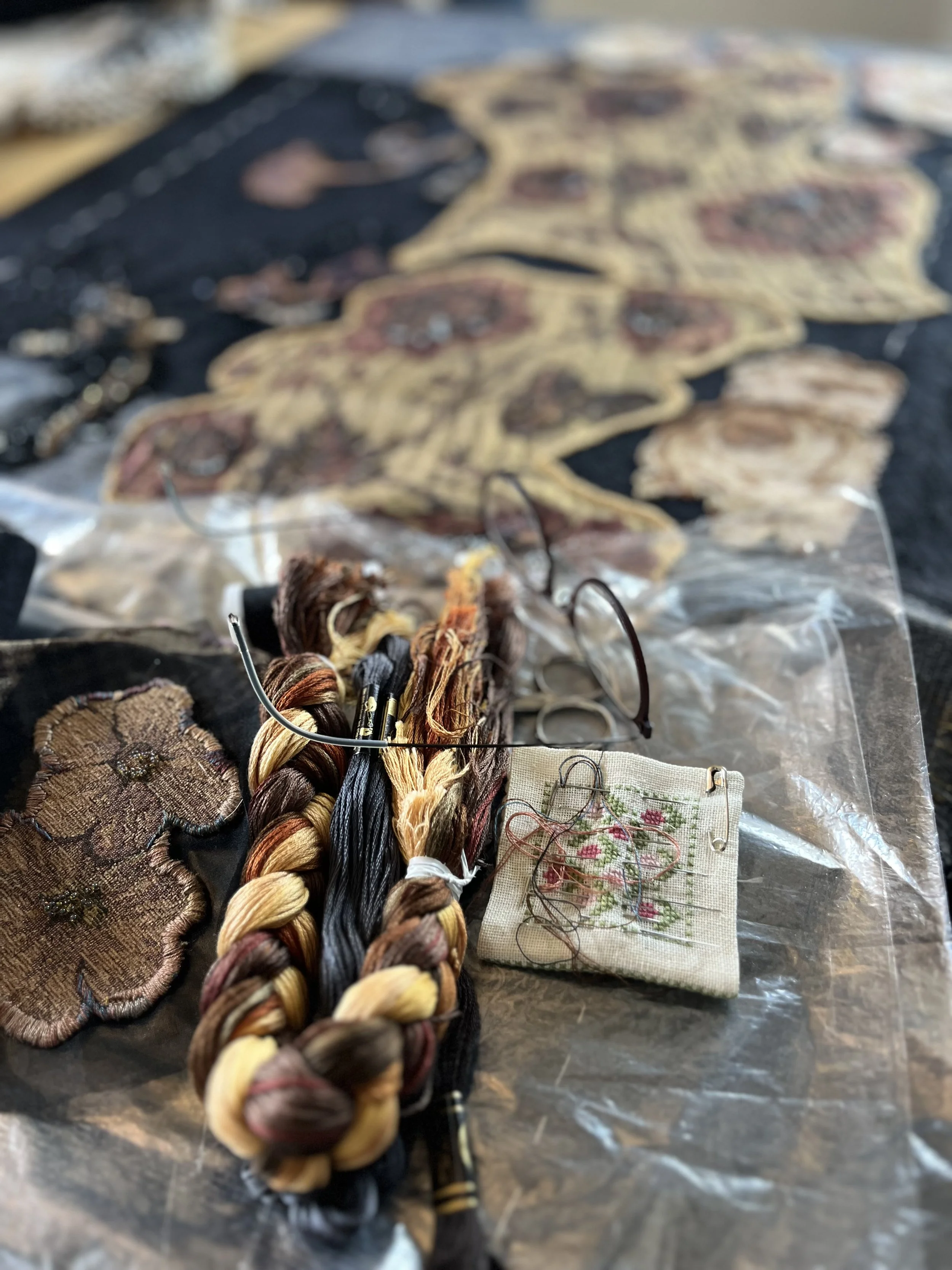 Mary Poppelier, Fransisca Henneman, Karin Wijnen en Sharon Dijkgraaf borduren aan www.kamerschermen2026.nl, 12 april 2026