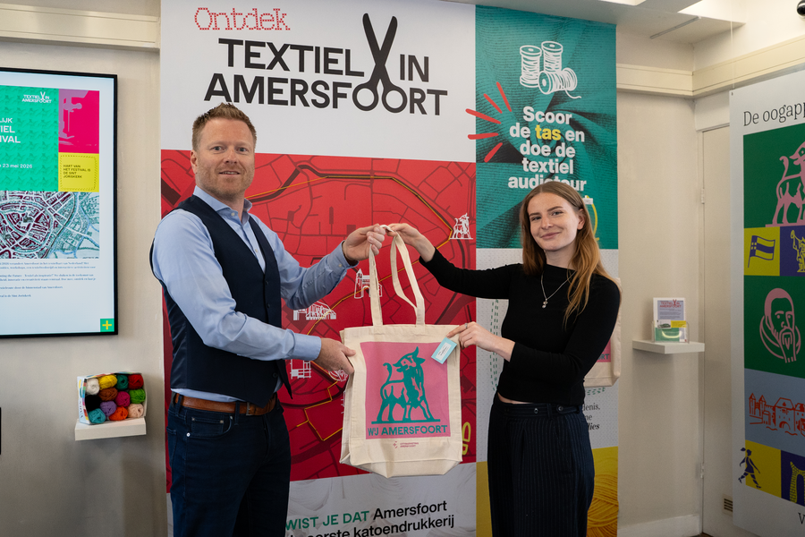 Lancering Textielluisterroute bij de VVV, Wethouder Dijksterhuis en Madelief Smal van Citymarketing, 12 mei 2026