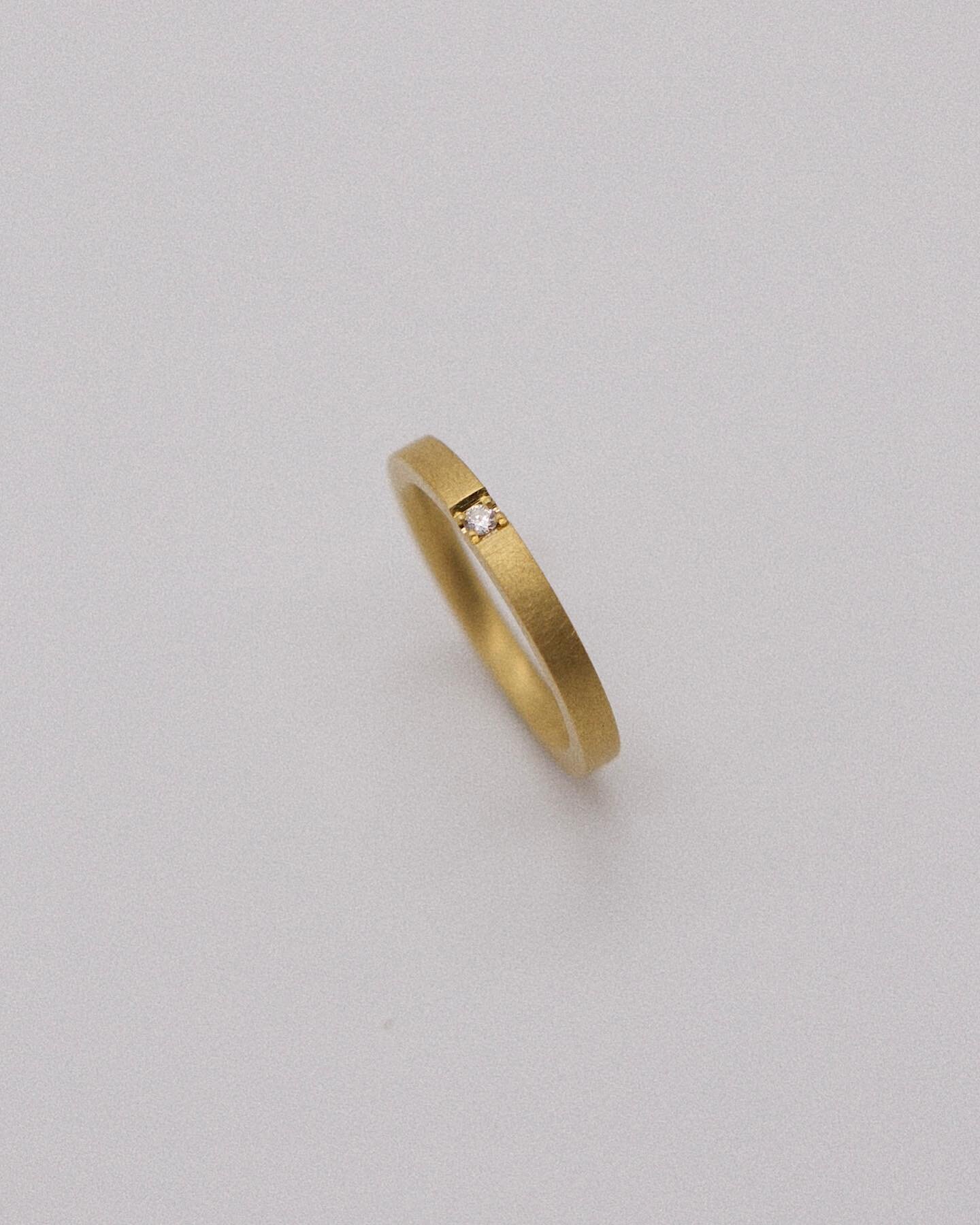 Eine kleine Anfertigung eines Verlobungsringes 🥹🤍
Der Ring wurde aus recyceltem 750 Gelbgold gefertigt und hat als Sahneh&auml;ubchen einen recycelten Brillanten eingefasst 🍒🎂 Die liebe @sarahbayha_goldschmiedin hat mal wieder ihre Fassk&uuml;nst