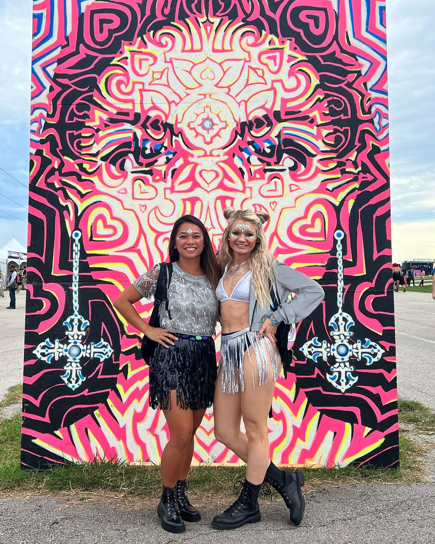 Got to enjoy Art and music @illfestatx. 

I've always enjoyed electronic music but never been to an electronic music festival - until yesterday!!

Thanks @des_fit7 for bringing me with you 😘😘😘