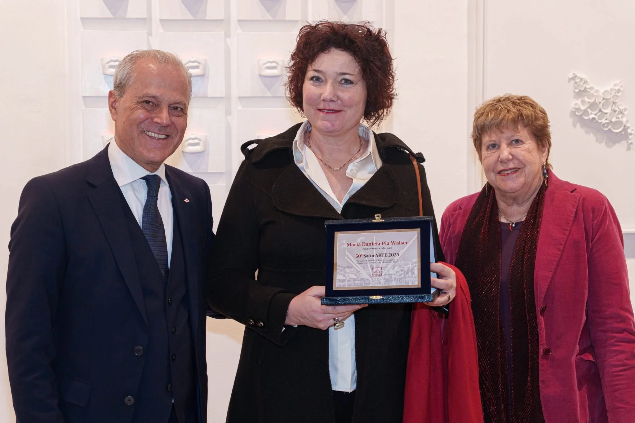 maria daniela pia walser riceva il 'premio ricerca informale' del presidente Mario Napoli e della giuria SaturARTE 2025 e del sindaco,  GRAZIE MILLE