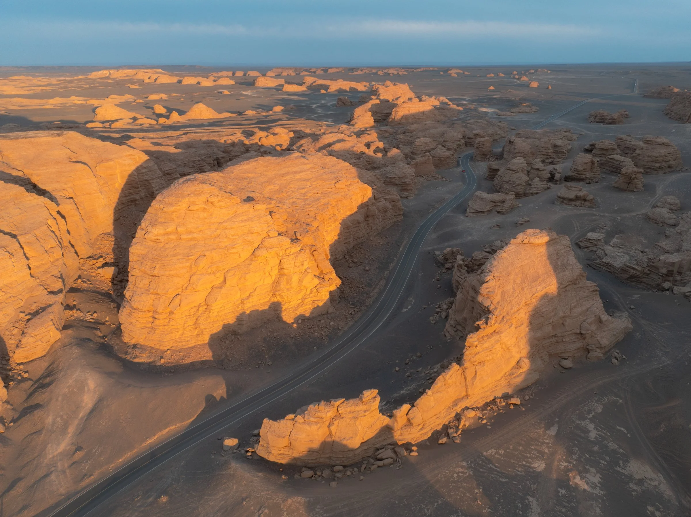 Strada tra gli yardang al tramonto.jpg