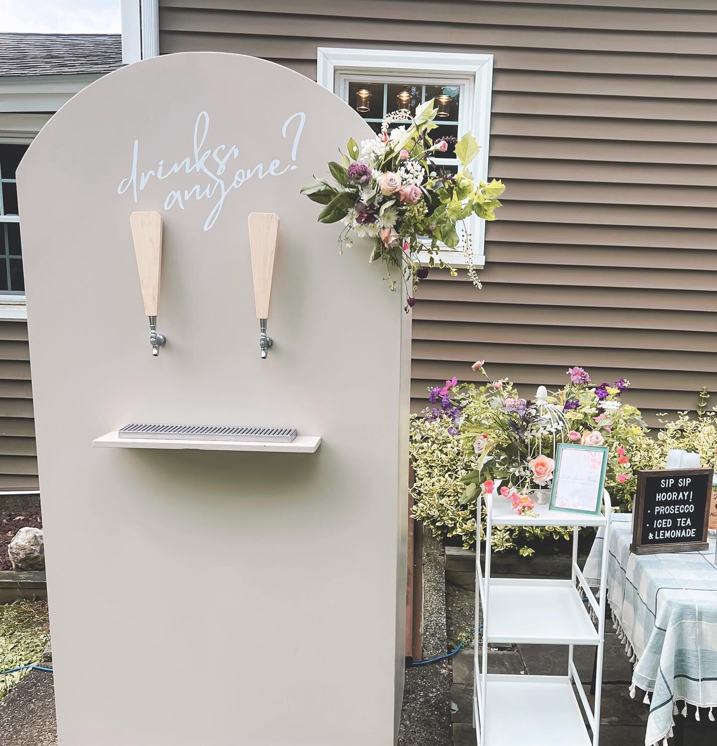 more garden parties please! 🪴🪷
on tap: 
✿ prosecco 
✿ arnold palmer 

add our tiny tap wall to your next summer gathering! plenty of draft and mocktail options for graduations, engagements, wedding showers, rehearsals, birthdays or any reason to ce