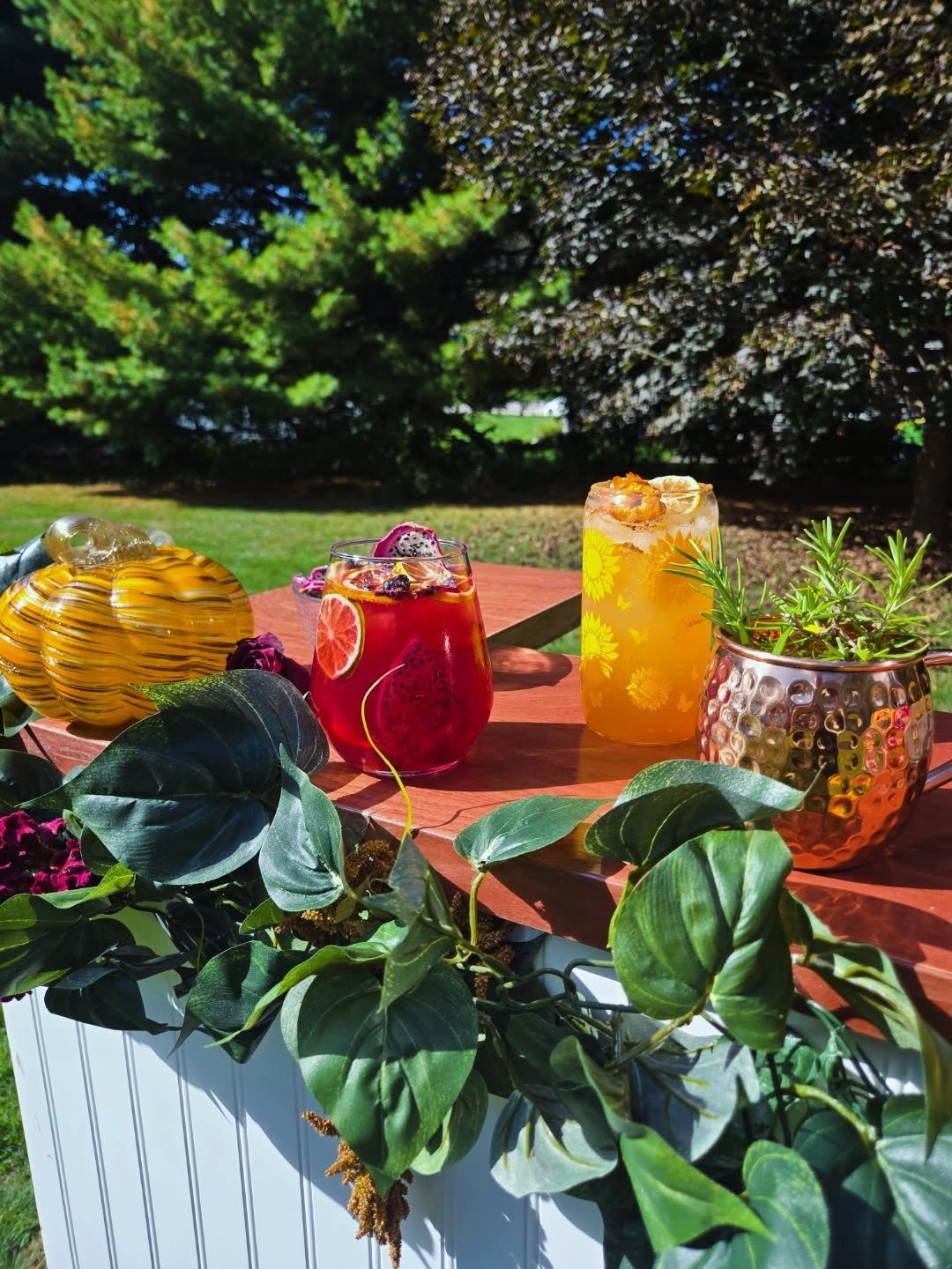 🍃We love all the autumn vibes - especially when they include our signature cocktails;

🍂 Spiced Dragonfruit Sangria
🌼  Spiked Palmer Cider
🍁 Apple Cider Mule 

Which one are you trying first?