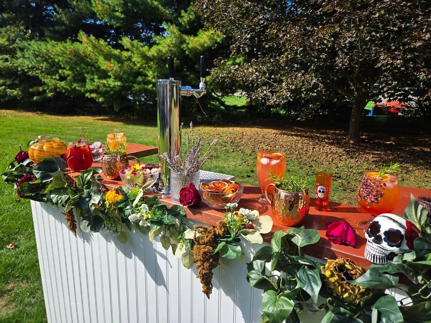 Sippin' our Fall Seasonal Cocktails while the weather still feels like Summer 🌻
Let us bring Autumn Vibes to your Halloween, Friendsgiving and Oktoberfest Parties! 
We curate craft specialty Cocktails for any event and we love decor to match! 
It's 