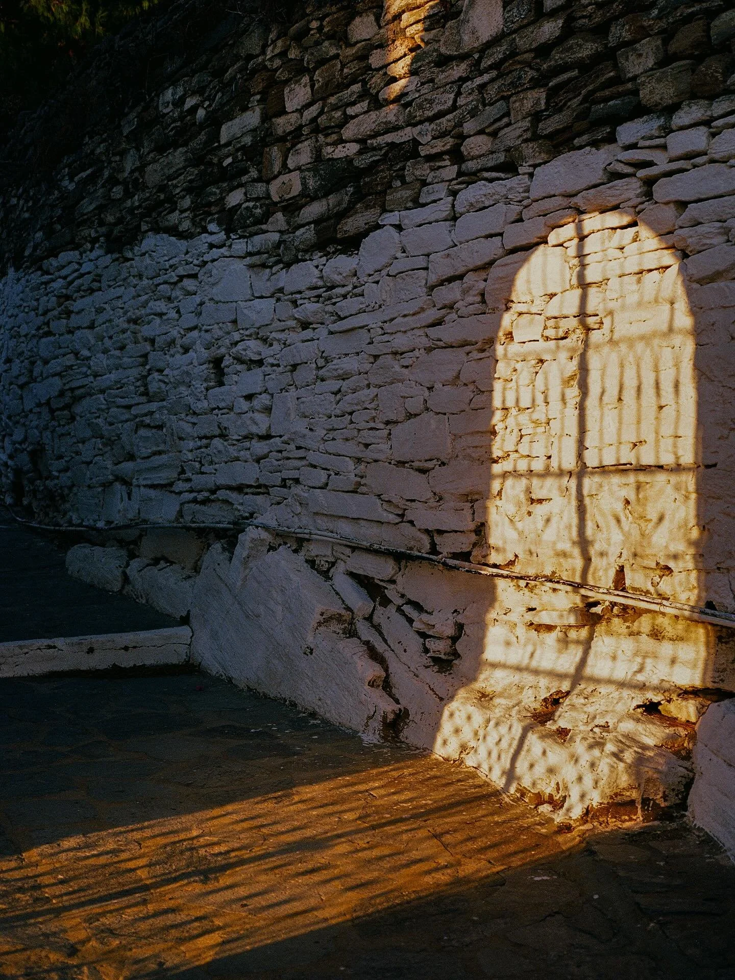 when people ask me about Greece, the words sit at the tip of my tongue. there, but inaccesible except for a small itch. 

the words i do hear myself messily stringing together  between deep breaths that are the stone i cling to keep from crying are a