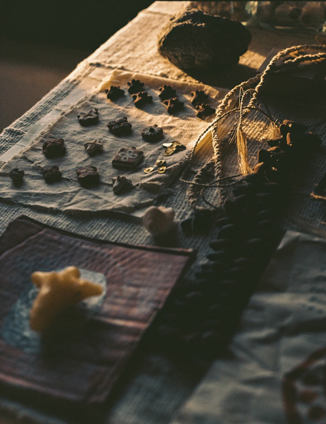 studio visit + beeswax rosary, dove women and clay field trips with the most incredible @linda___pappa 

#35mm #clay of #Crete