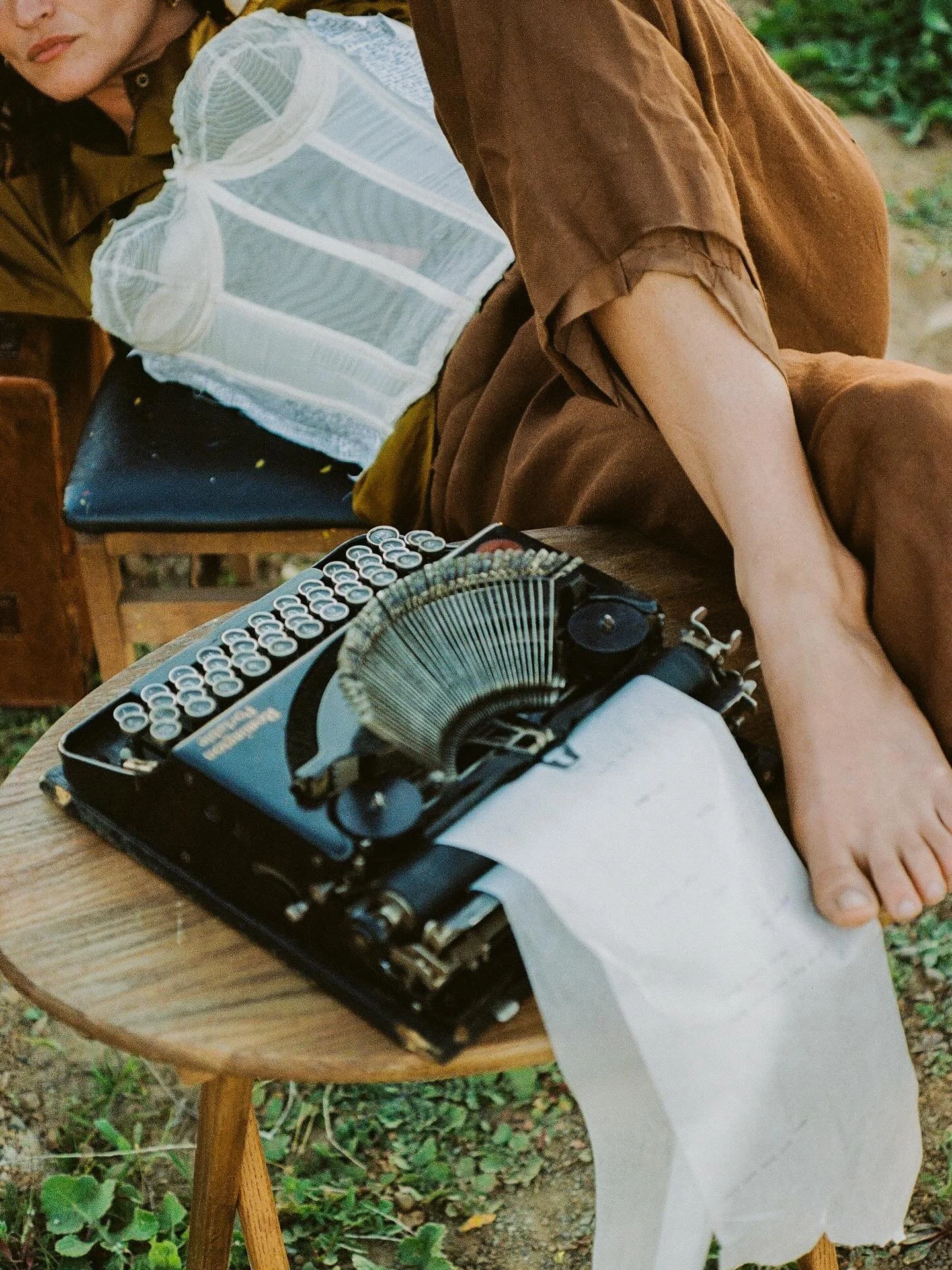 it is the nature of love to create

road trip up the 33 con mi familia and a leaf blowber to capture some images of my girl and her trusty typewriter featuring a shirt she MADE OF POETRY N PAPER YALL?! 

have you had the pleasure of receiving poetry 
