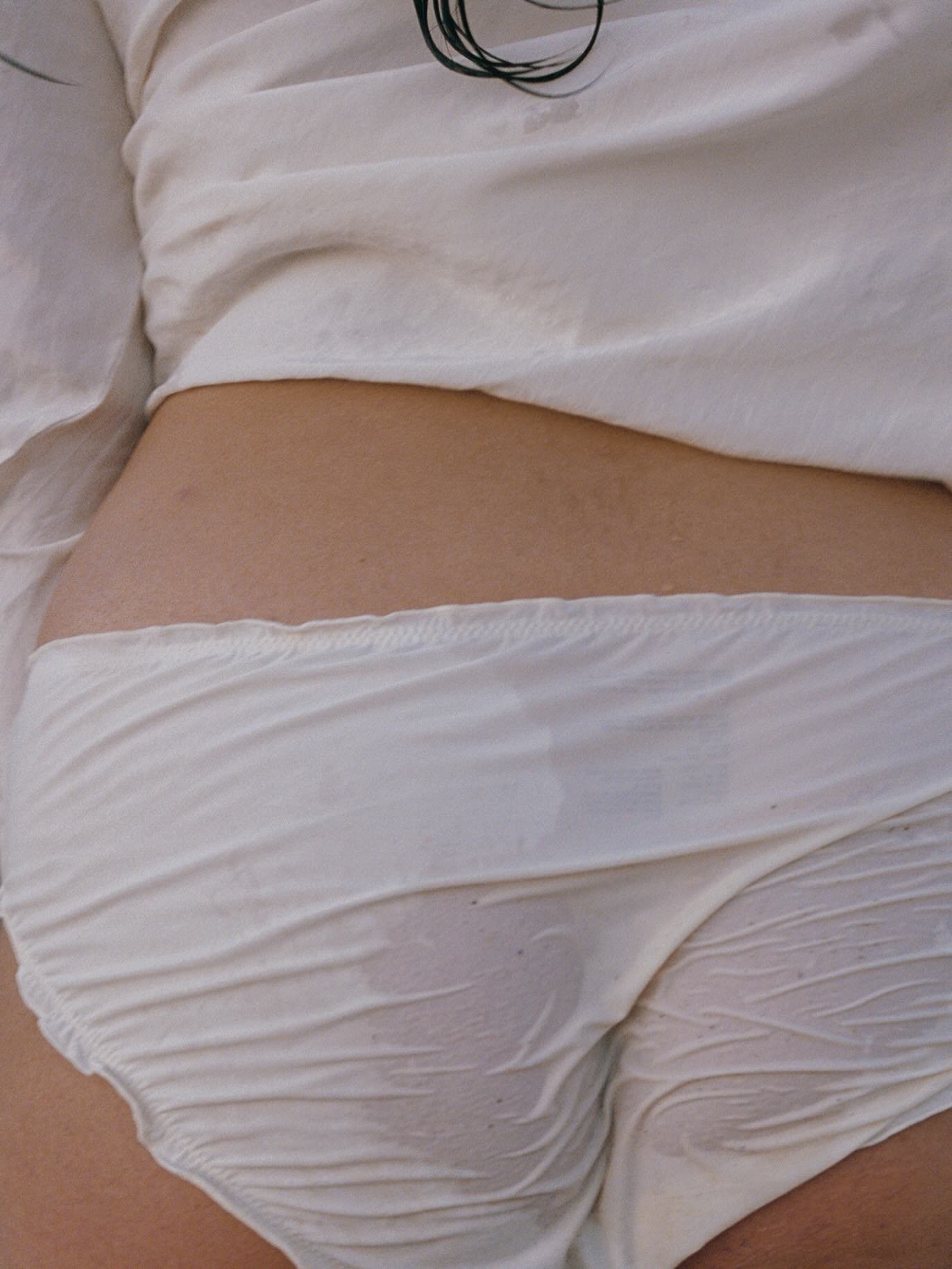 identify what is expanding Love and what is expanding fear ~~~ 

listening to waves with my adventure buddy @sacredfem wearing @yama.homebody in #35mm