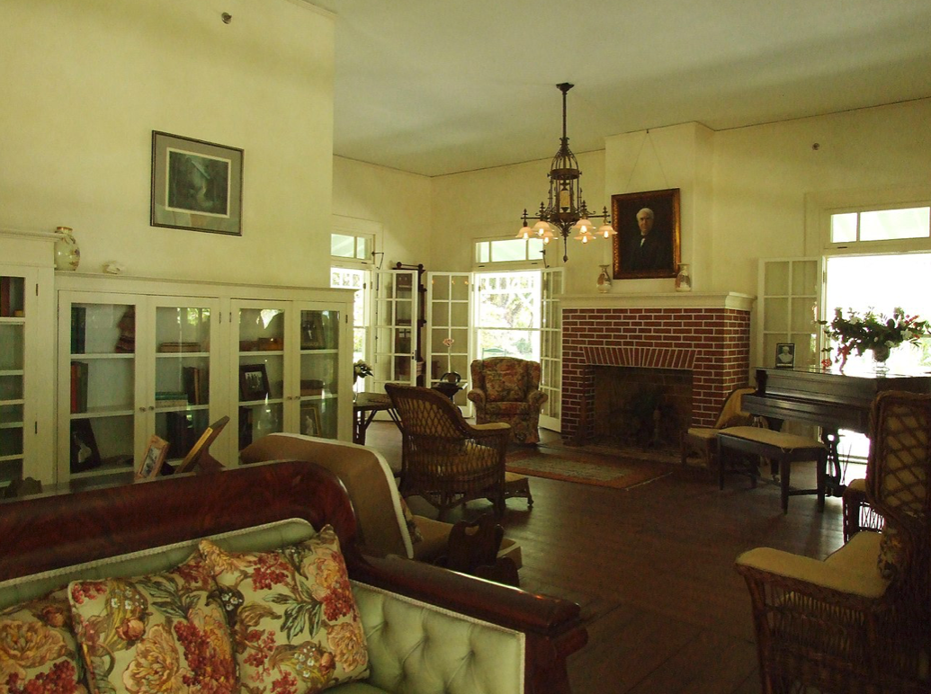 9 Inside Edison House 2 Wikimedia.png