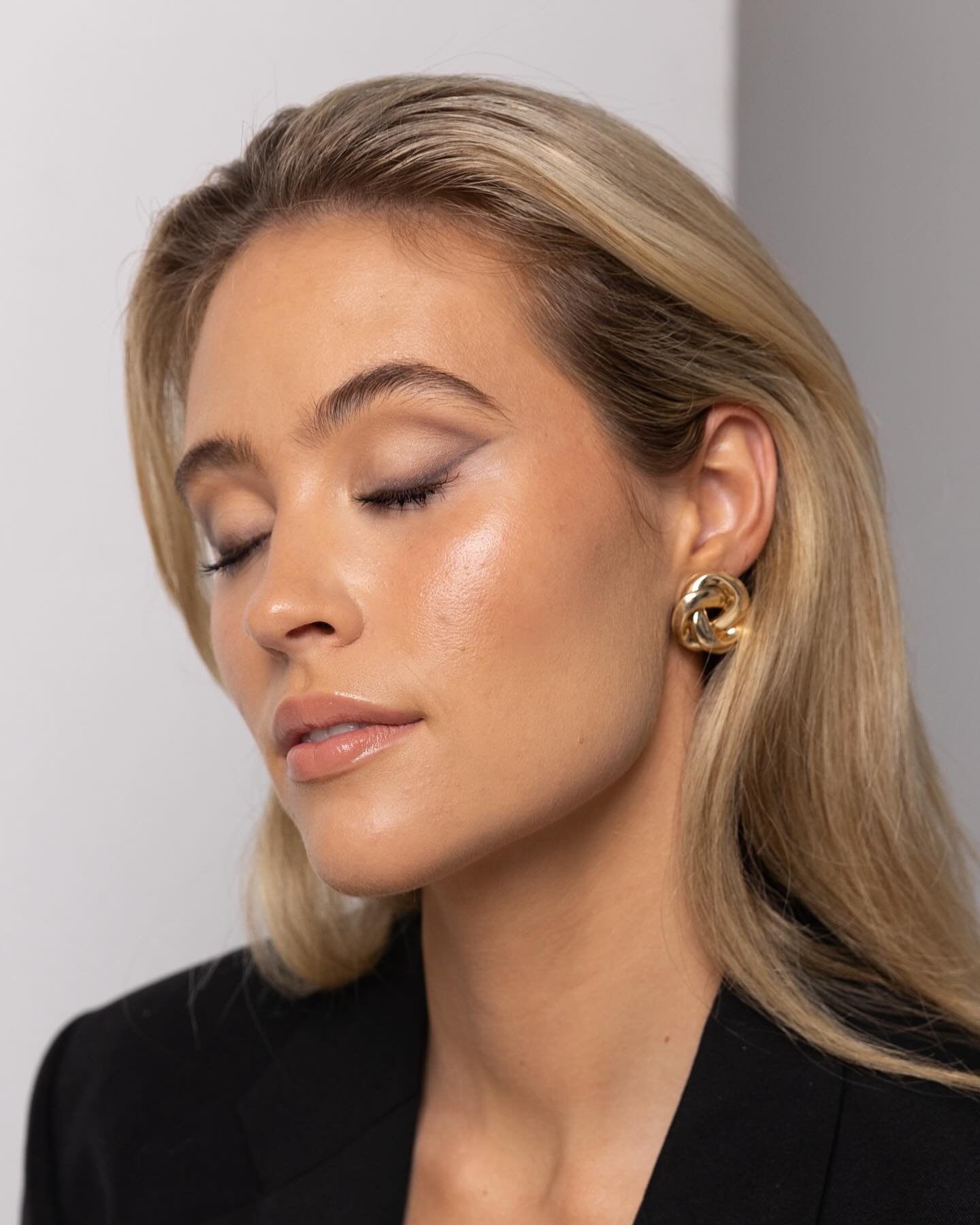 Felt so refreshing to do some more of my fav creative looks on this shoot!🤩 

These are some of my top picks!&hellip; shot my me (using @miettaevephotography &lsquo;s cam) ✨

MAKEUP: @makeupby_immogen 
TALENT: @imogenknicholson 
STUDIO: @blancstudio