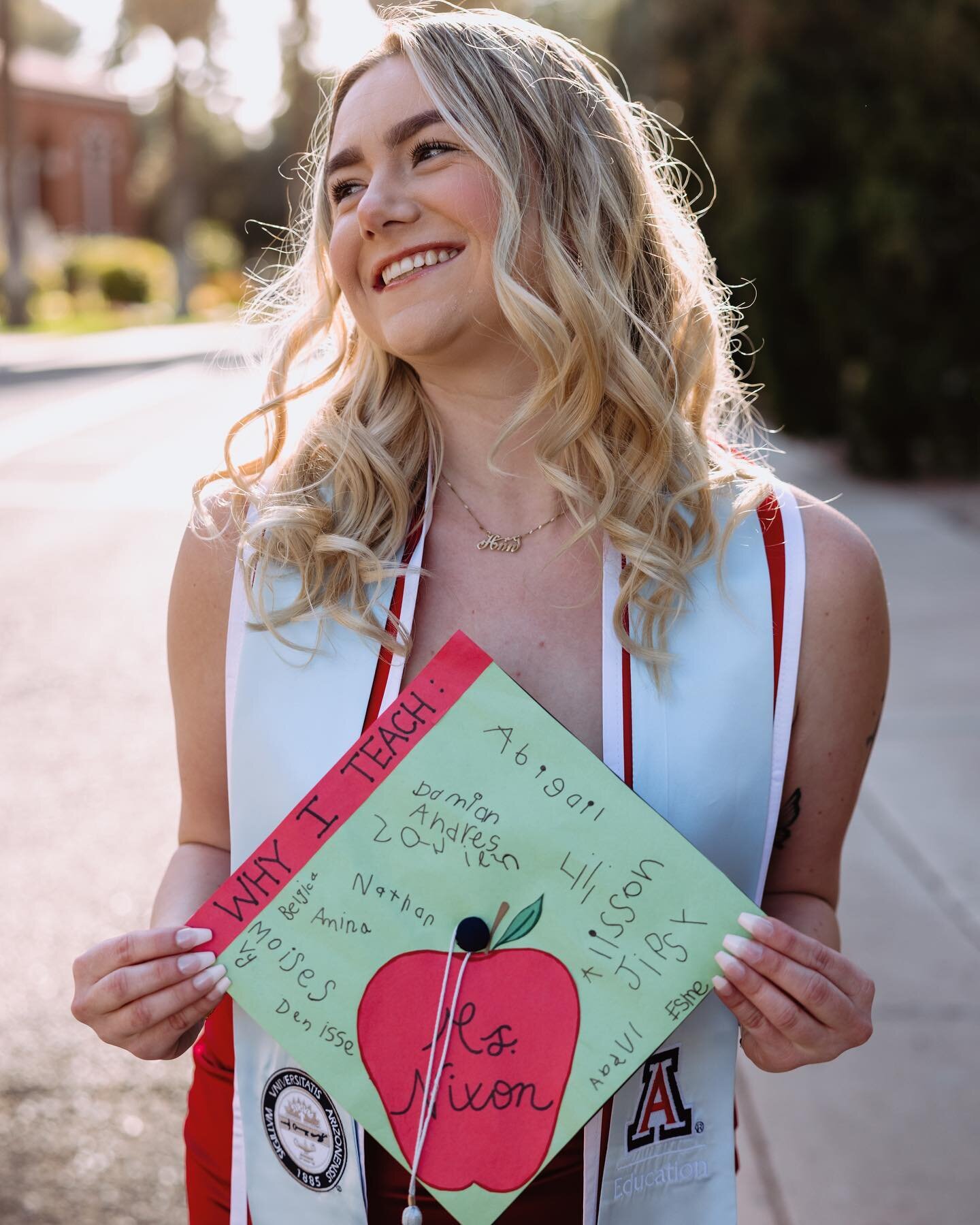 speaking of caps, how sweet is THIS🥺🤍 @nat.nixon had all her students write their name on hers, i just loved this idea!!😭