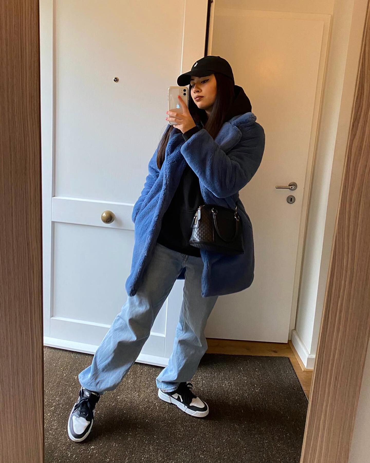 We love this fit😍Get your Jacket online now✨💙 (on the picture: Blue Loraine Oversized Jacket in Size M)
