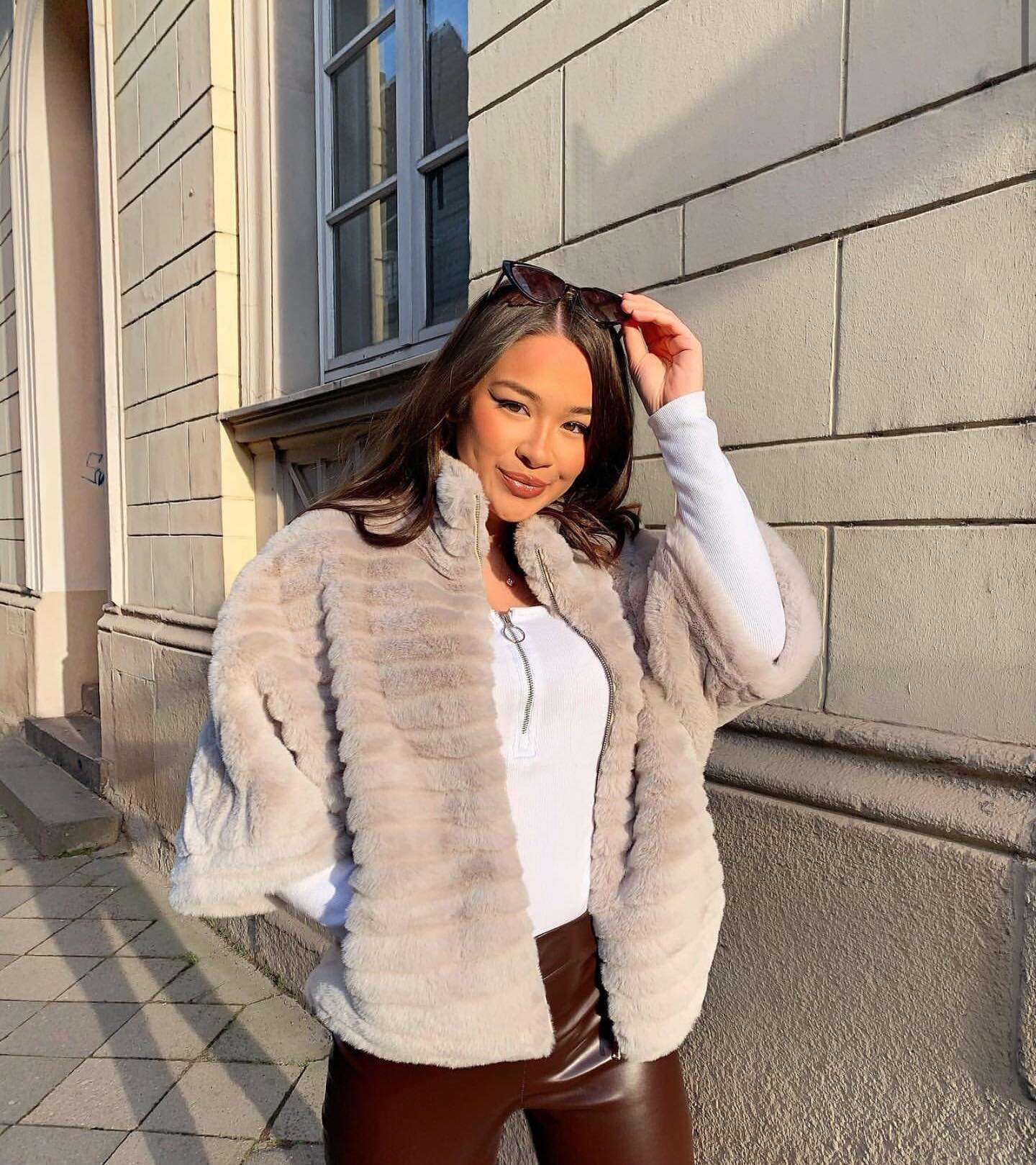 Spring is coming🌷keep these cozy vibes with our beautiful cape Camilla😍🤍