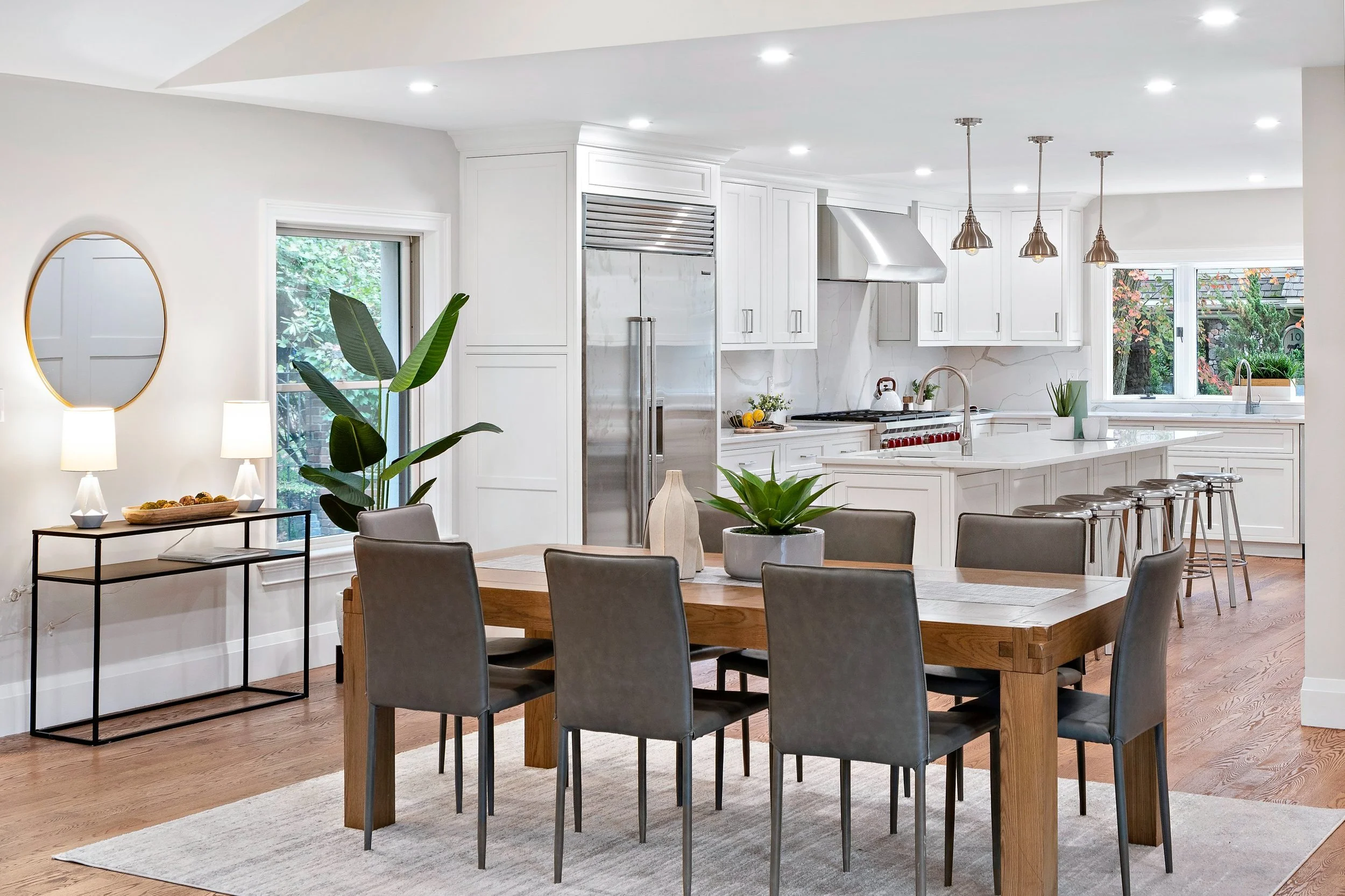 Chef's kitchen with open plan eat-in area