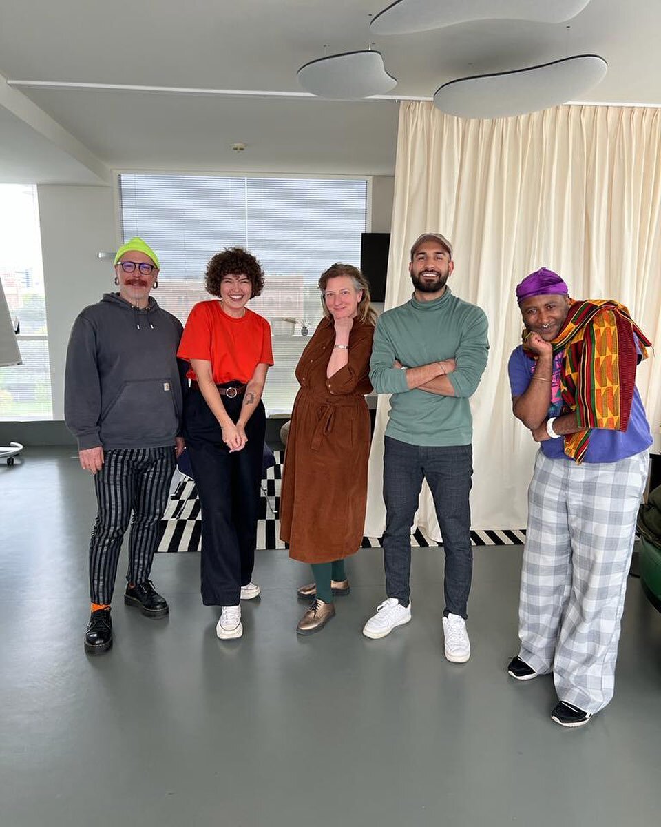Die Mitglieder der diesj&auml;hrigen Jury nach der entscheidenden Sitzung. Von links: Maur&iacute;cio Ian&ecirc;s, Alexandra Stanić, Christiane Erharter, Alireza Daryanavard, Mzamo Nondlwana. Wir freuen uns, sie in den n&auml;chsten Tagen genauer vor