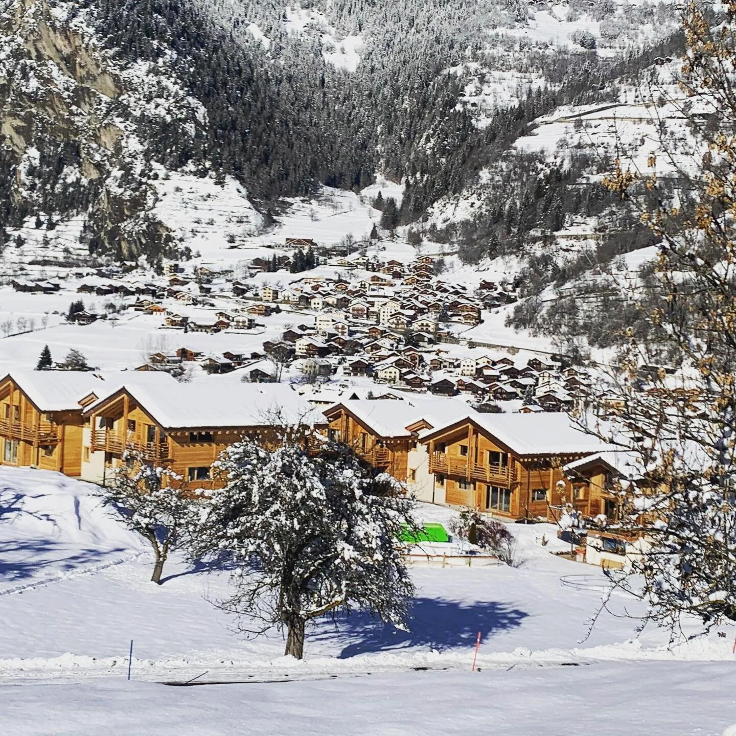 Ski right to your doorstep -what more could you want?! ⛷🎿🏂
To snatch up one of our 2 remaining brand new apartments contact info@carpeimmobilier.com!
 ************
Skiez jusqu&rsquo;à votre porte- que demander de plus?! ⛷🎿🏂
Si vous êtes intére