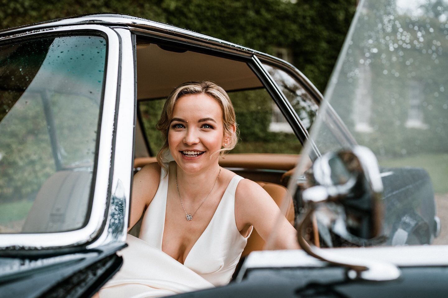 Good morning!
Hope you all had a lovely weekend! 

Can we just take a moment to admire my beautiful bride, Helena?! This and many more gorgeous photos dropped into my inbox this weekend!

It's been a busy one with back to back weddings over the weeke