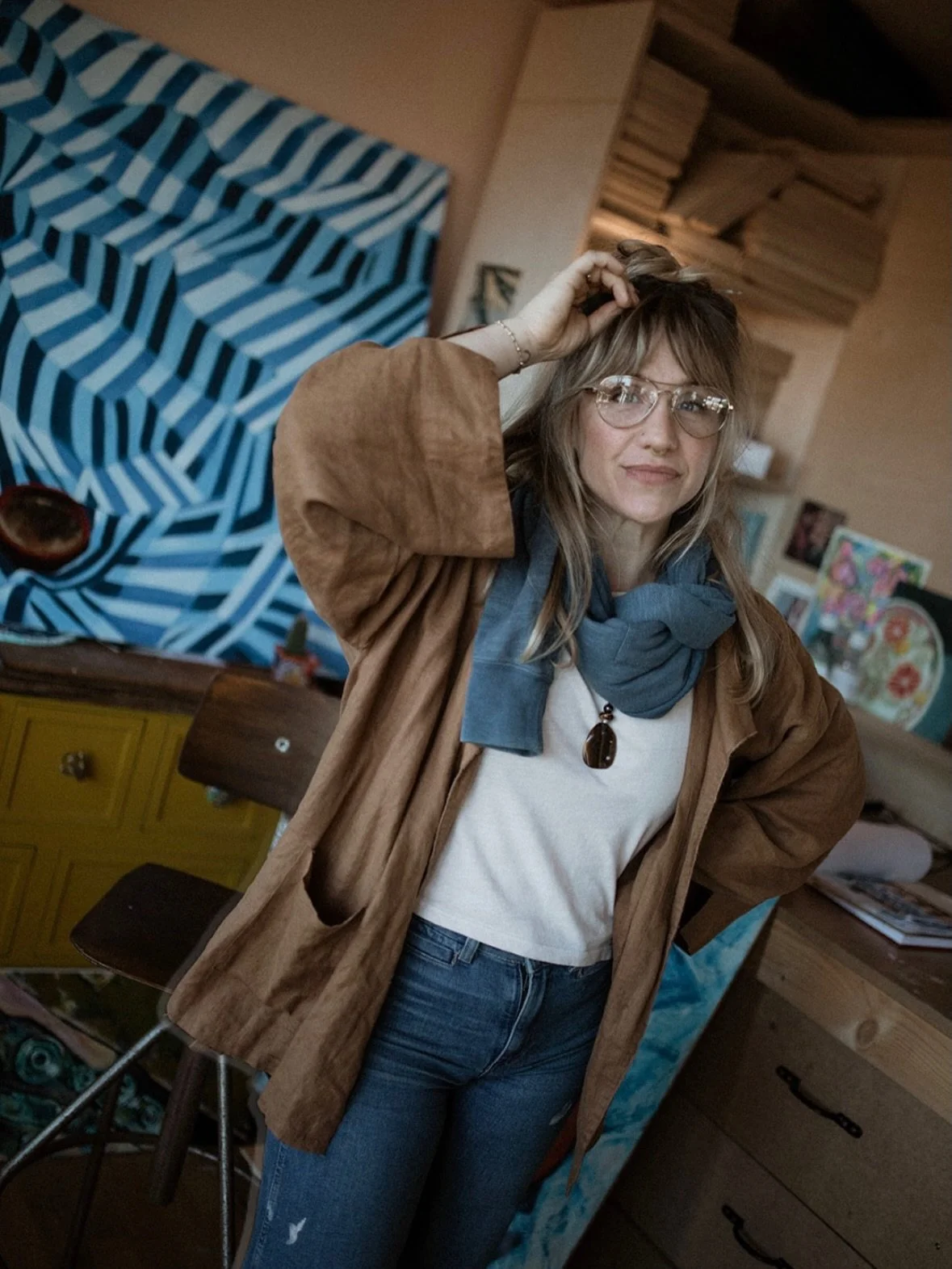 Several months ago @lenalenman said I was going to move to the flat and live an artist's life, swishing around in kaftans. She really wasn't wrong! I'm not sure if she mentioned cats being in the picture but there's a ton of those in our lives too!


