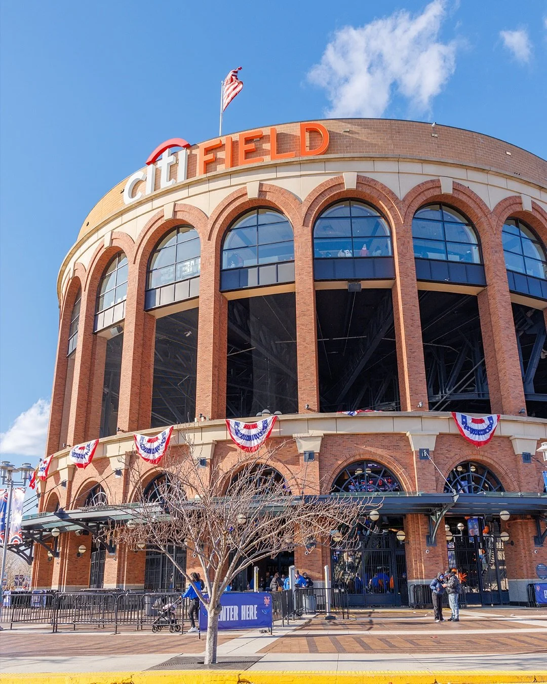 ⚾️🏟️📸🍎

Finally took a break to be a human for a day. 

Here are a few shots from opening week at Citi Field. It was cold, 30 something degree weather day.   The Mets have had a rough start to the season, but none of that mattered once I walked up