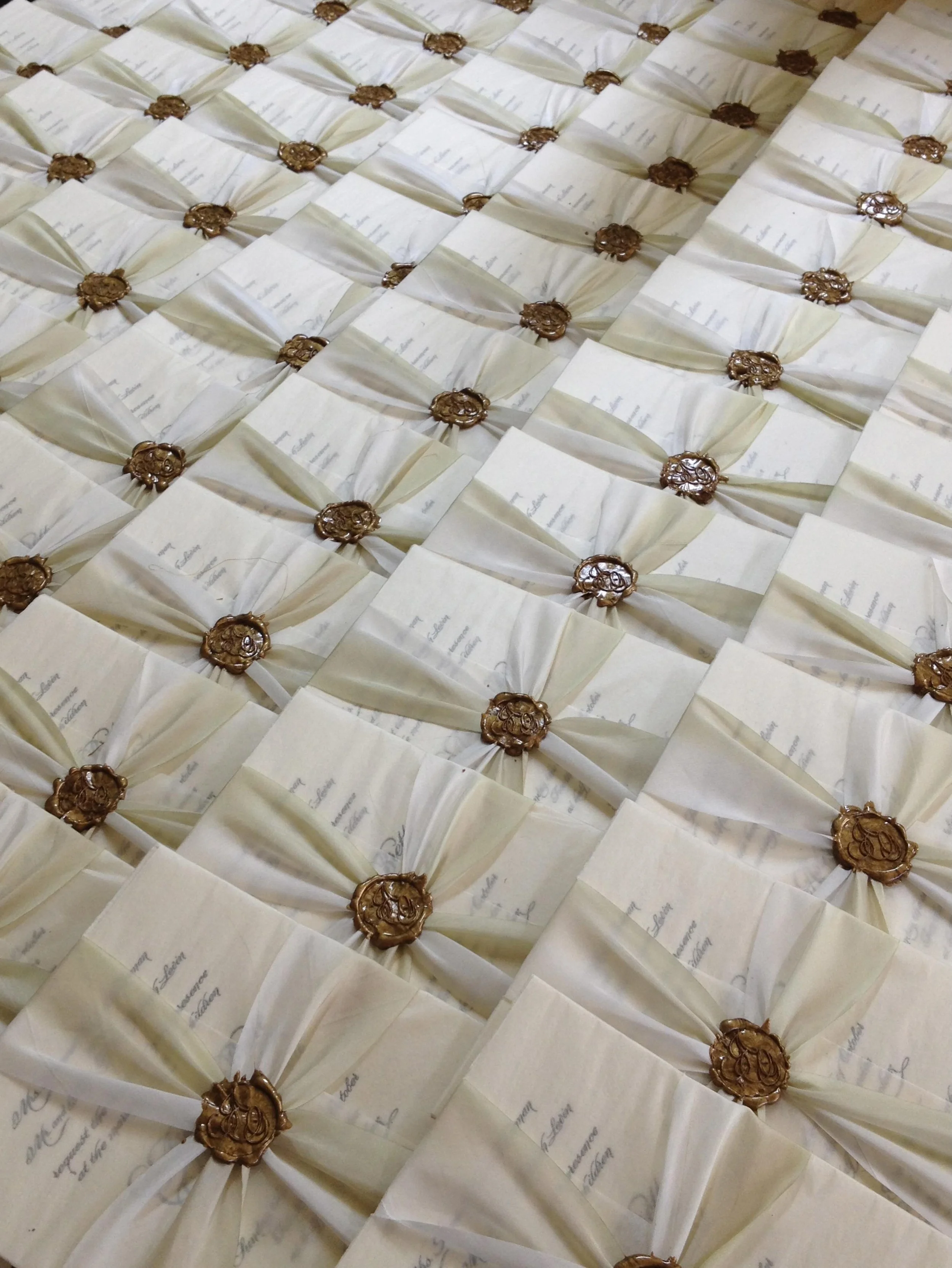 Handmade cotton and linen paper, letterpress printing, gold sealing wax &amp; hand-dyed silk ribbon ✨

#weddinginvitation #destinationweddings #weddingstationer