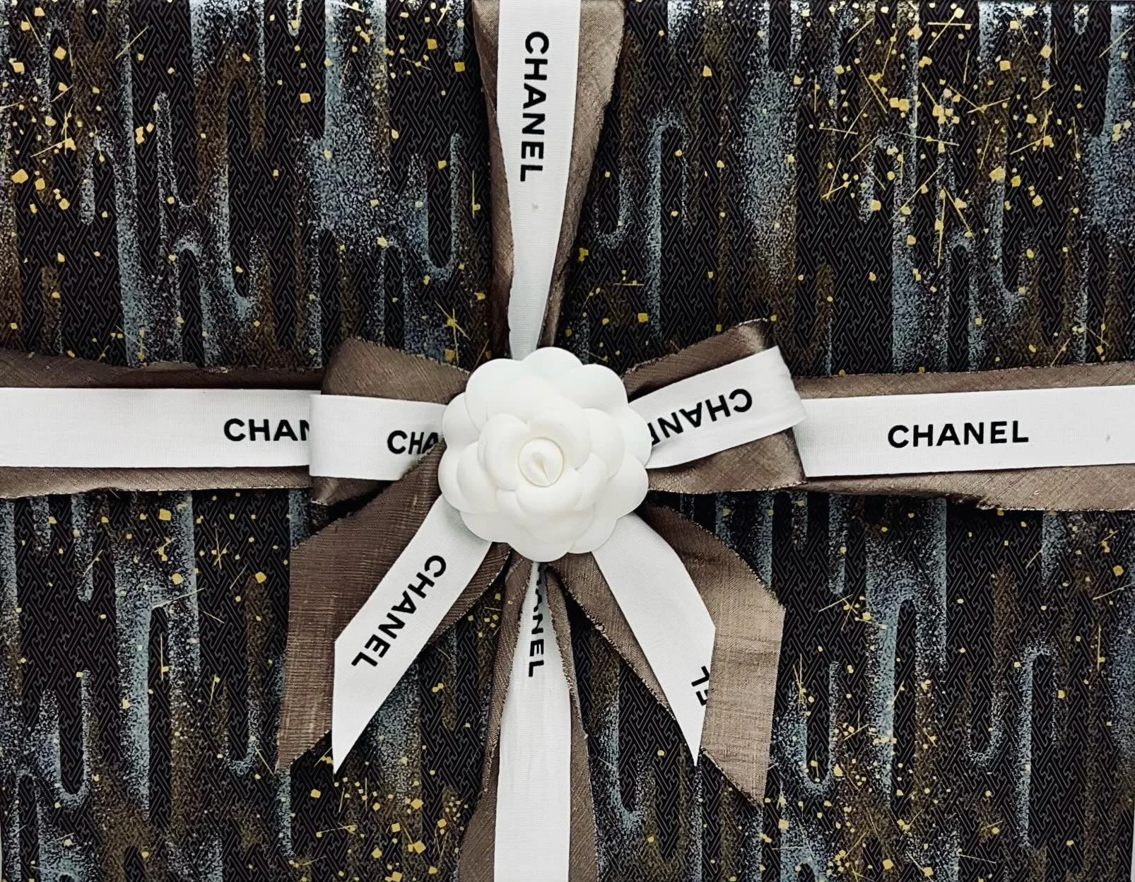 At Soolip, the gift wrap is an integral part of the gift itself.

Gorgeous custom lined two-piece box and luxe gift wrap for a client using handmade papers, silk and velour ribbons, twine, gold wax, shimmer tissue, and, of course, @chanelofficial ico