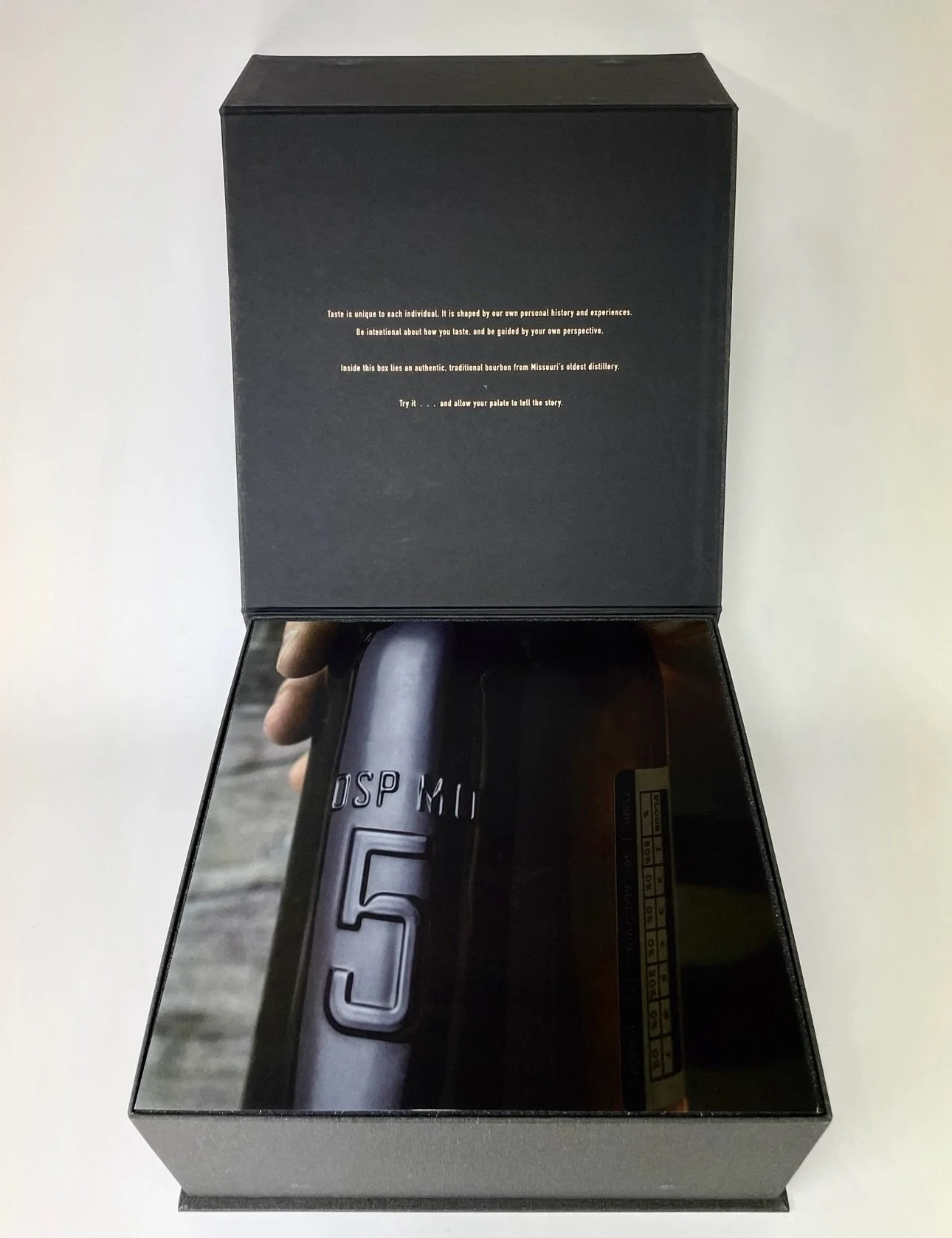 Believe it or not, it is time to prepare for holiday gifting! 🎁

Soolip is your creative partner in packaging, printed matter, graphic design, art direction, and curated gifting, all with the refined sensibility known as The Soolip Touch. The holida