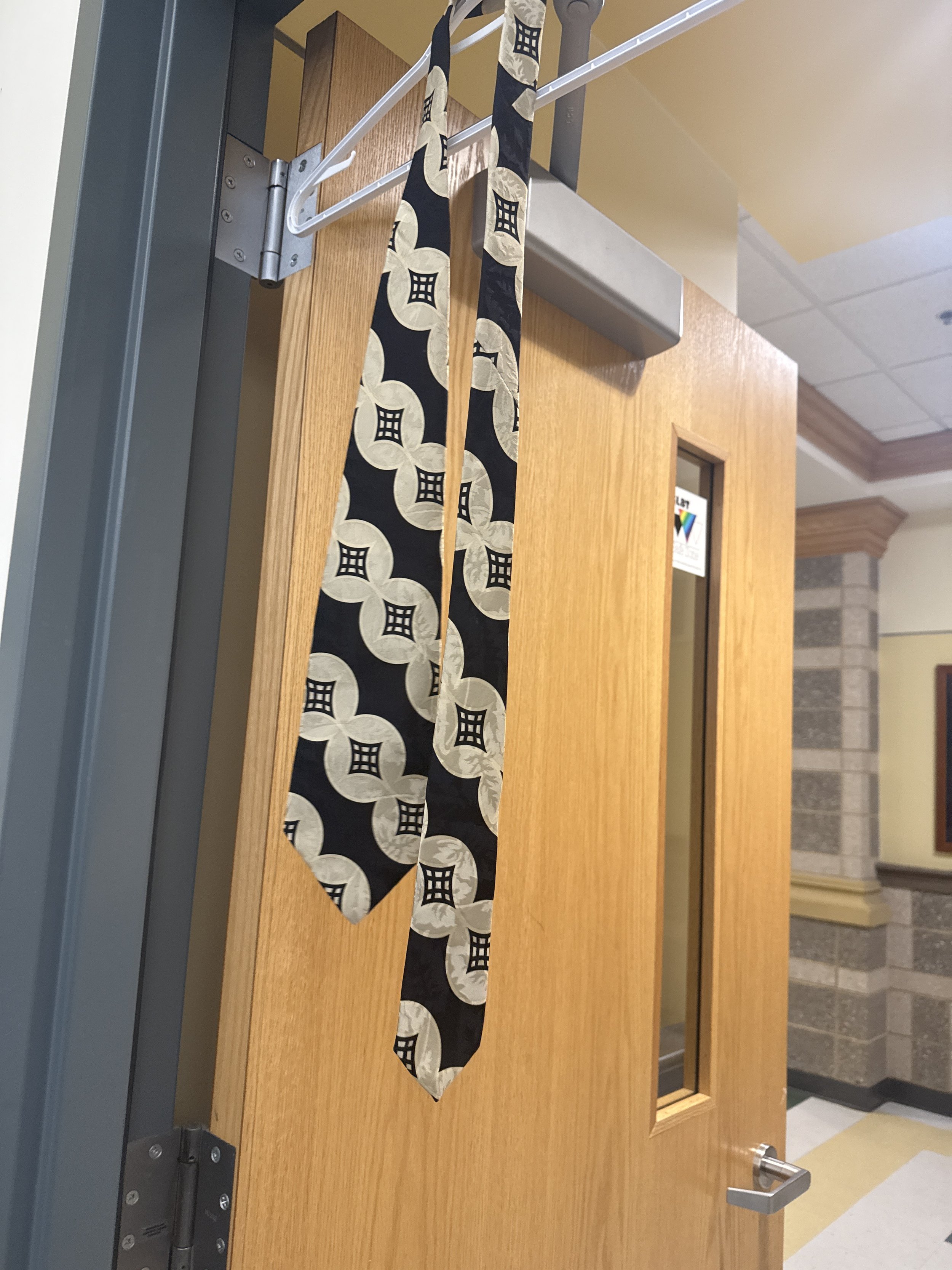 Men's Black and White Tie